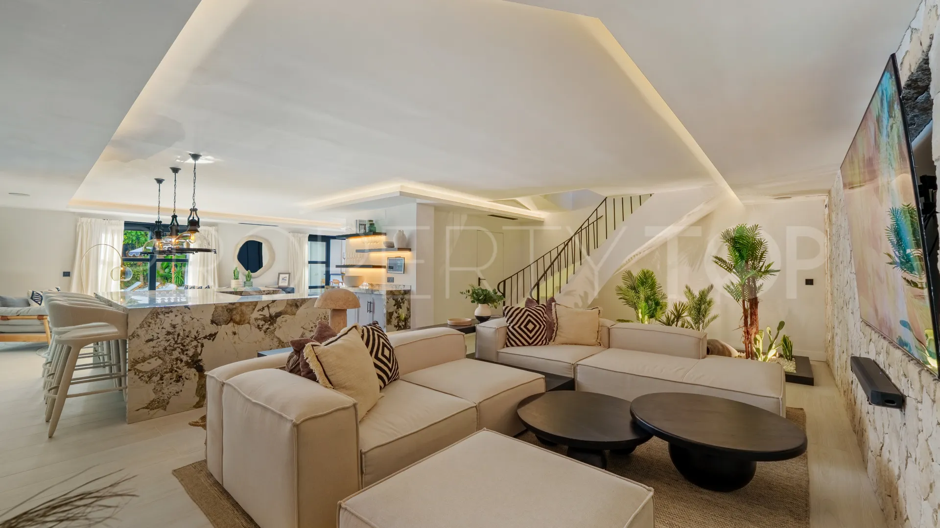 For sale villa with 6 bedrooms in Nueva Andalucia
