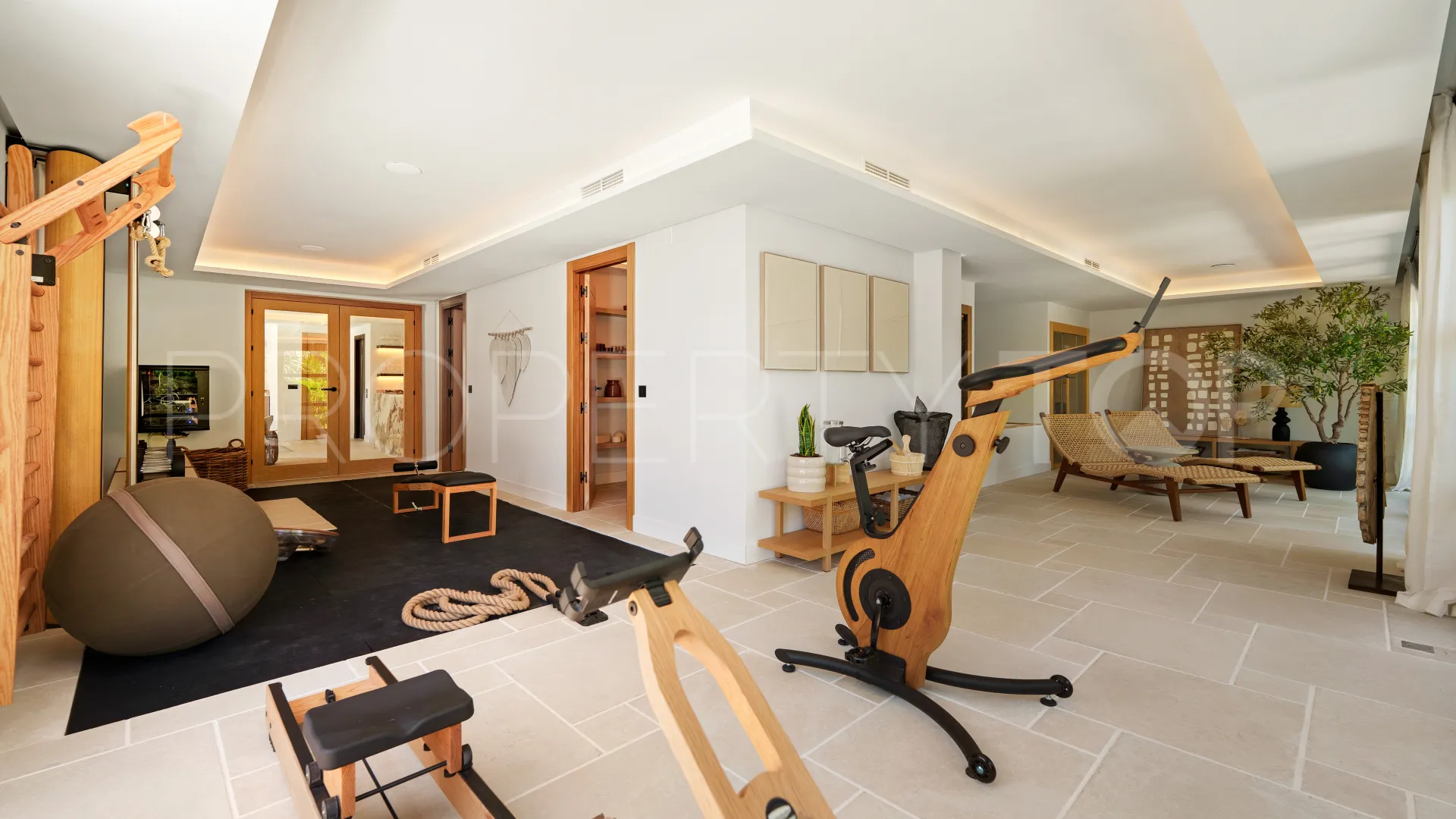For sale villa with 6 bedrooms in Nueva Andalucia
