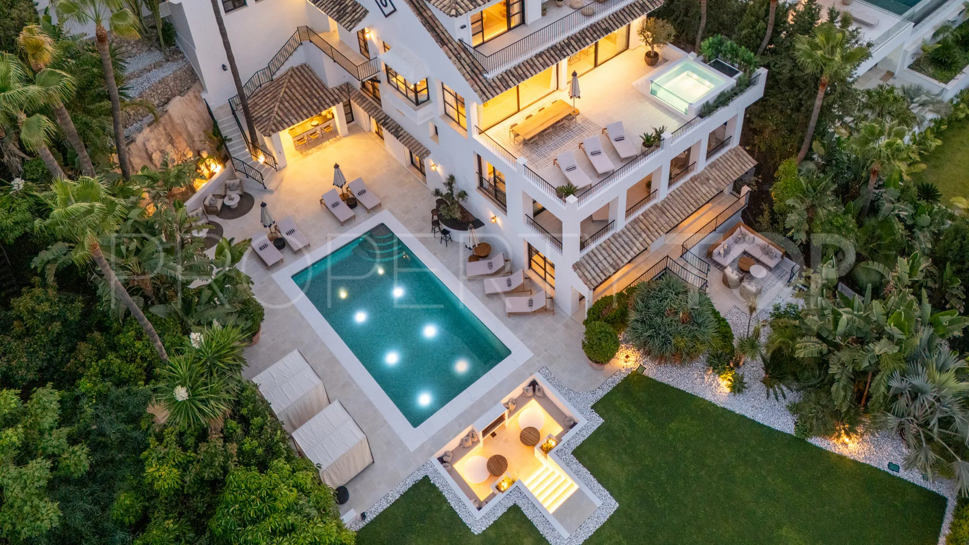 For sale villa with 6 bedrooms in Nueva Andalucia