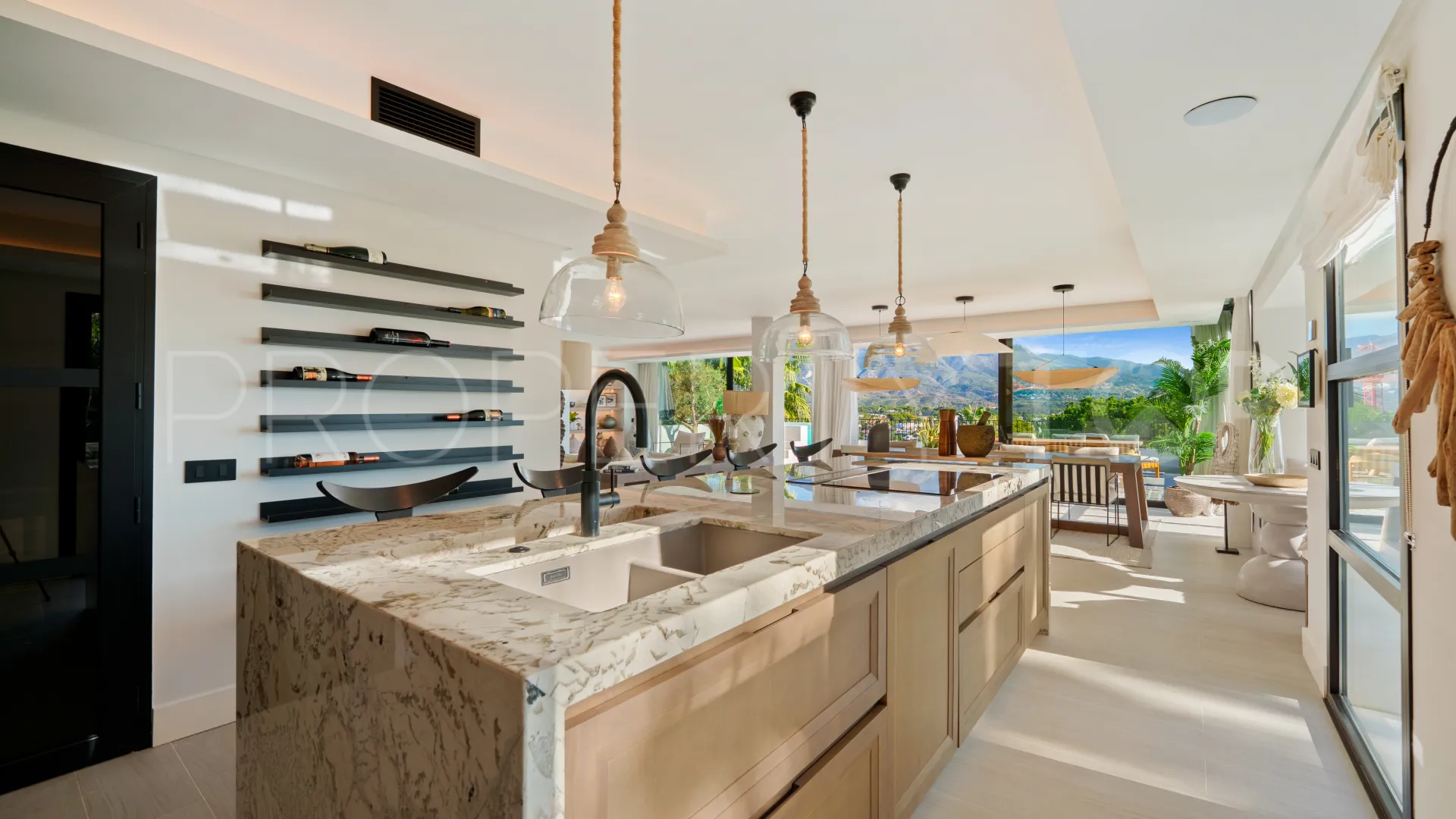 For sale villa with 6 bedrooms in Nueva Andalucia