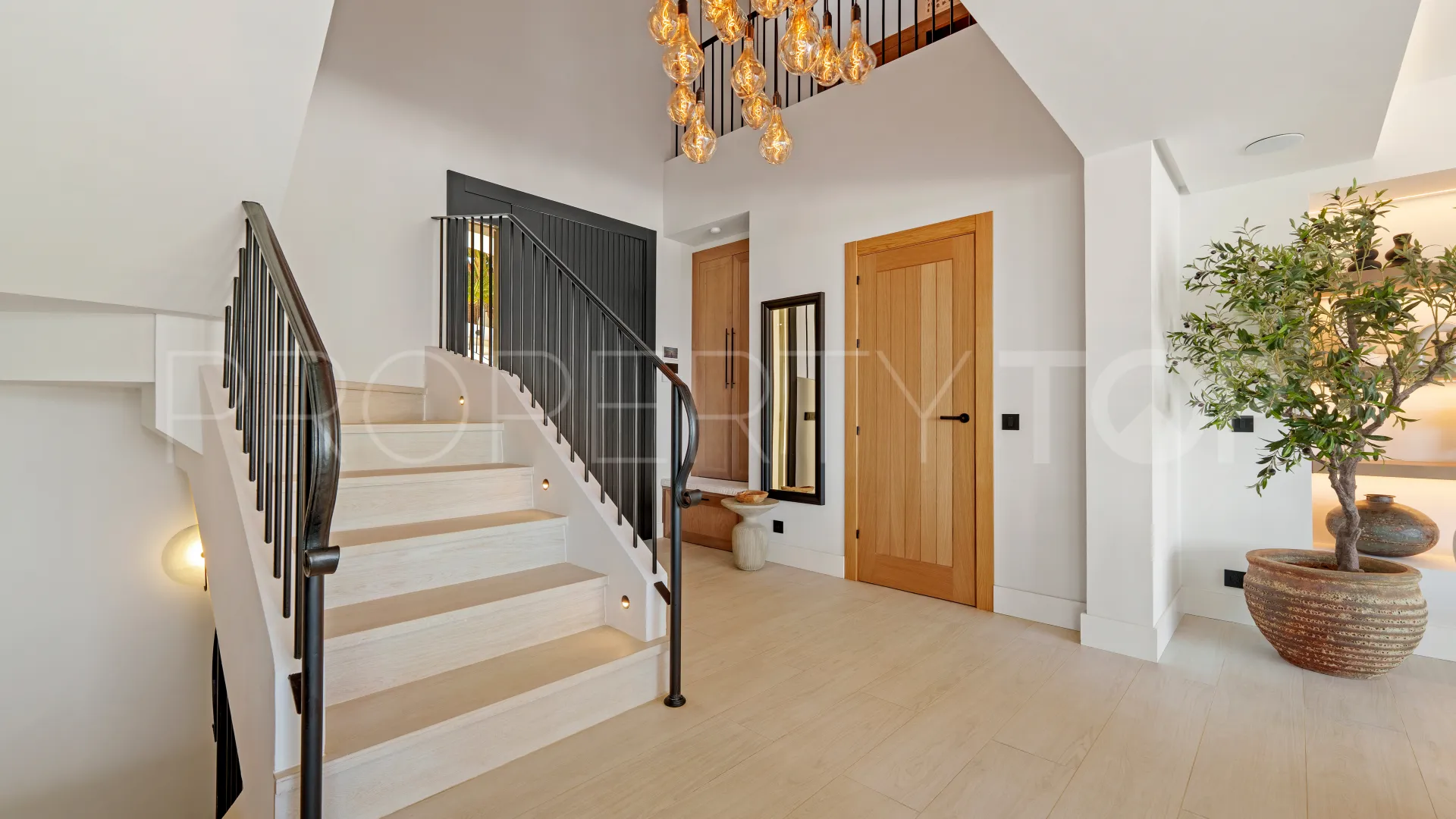 For sale villa with 6 bedrooms in Nueva Andalucia