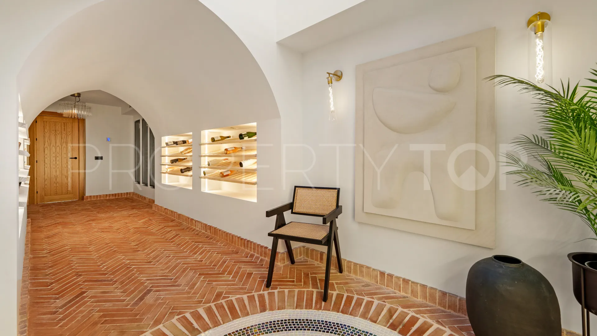 For sale villa with 6 bedrooms in Nueva Andalucia