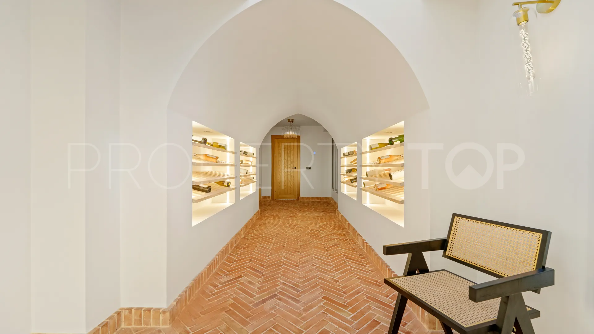 For sale villa with 6 bedrooms in Nueva Andalucia