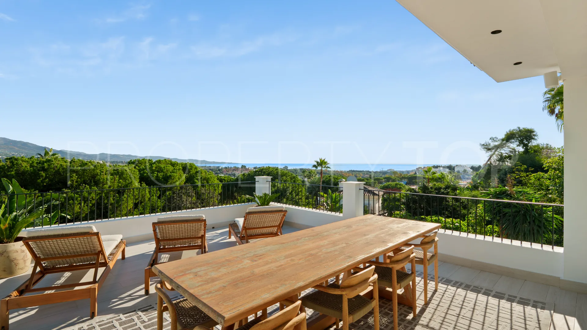 For sale villa with 6 bedrooms in Nueva Andalucia