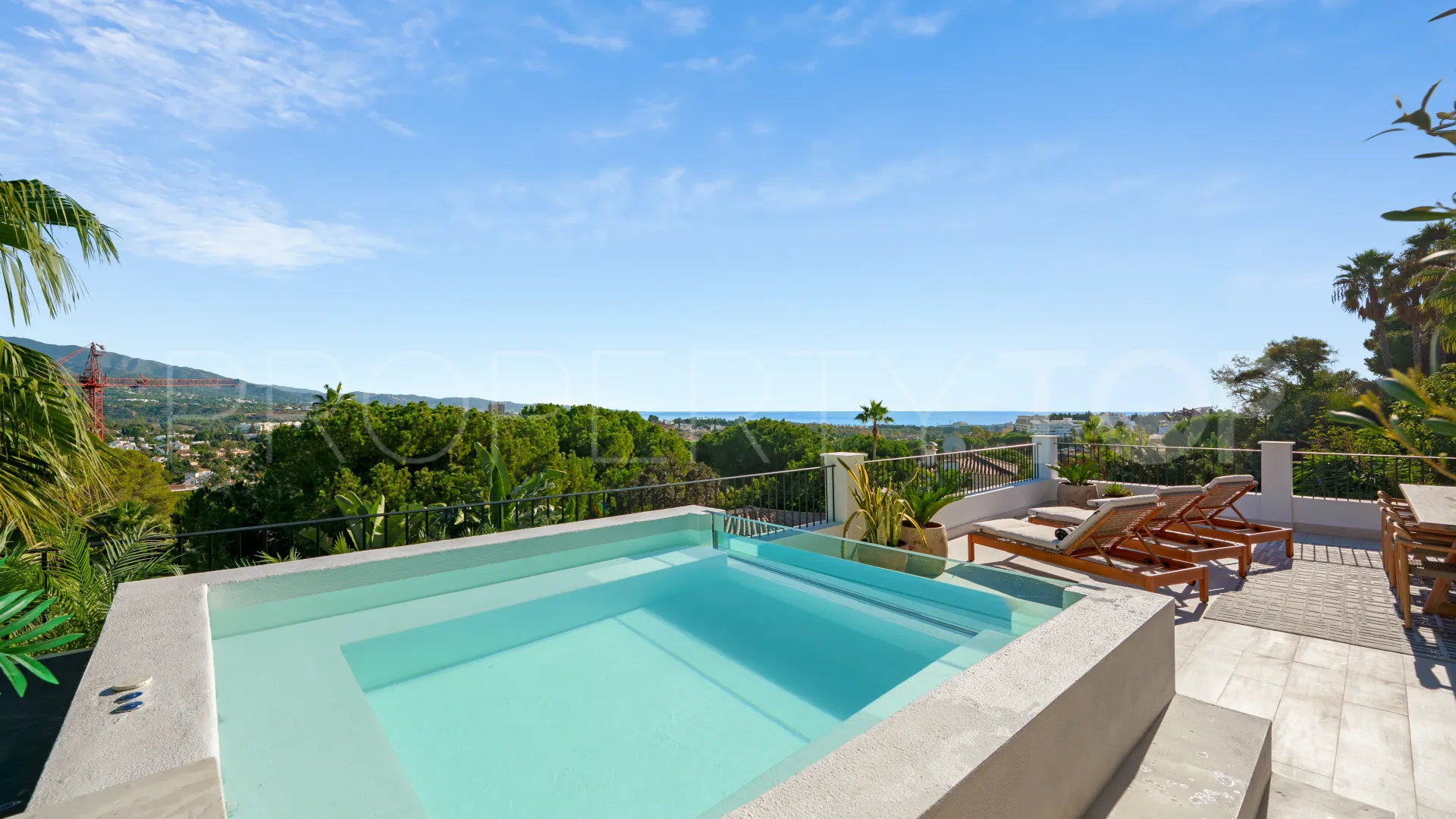 For sale villa with 6 bedrooms in Nueva Andalucia