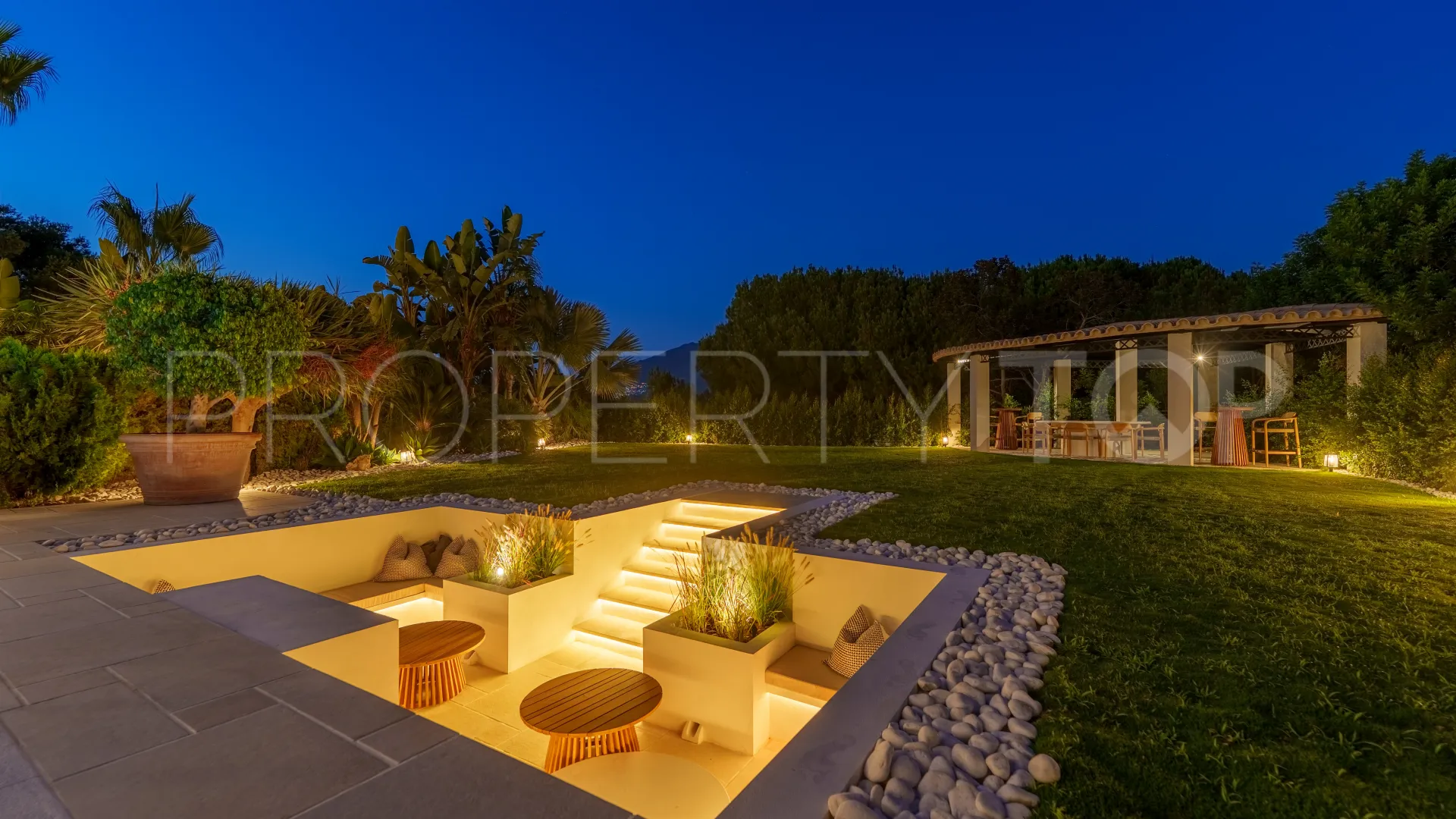 For sale villa with 6 bedrooms in Nueva Andalucia