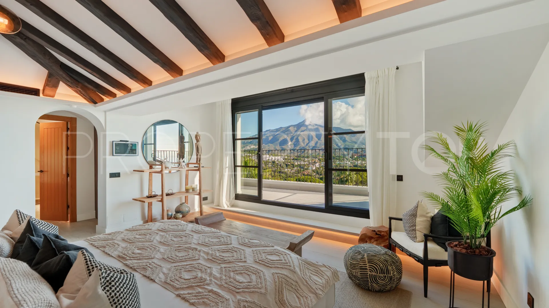 For sale villa with 6 bedrooms in Nueva Andalucia