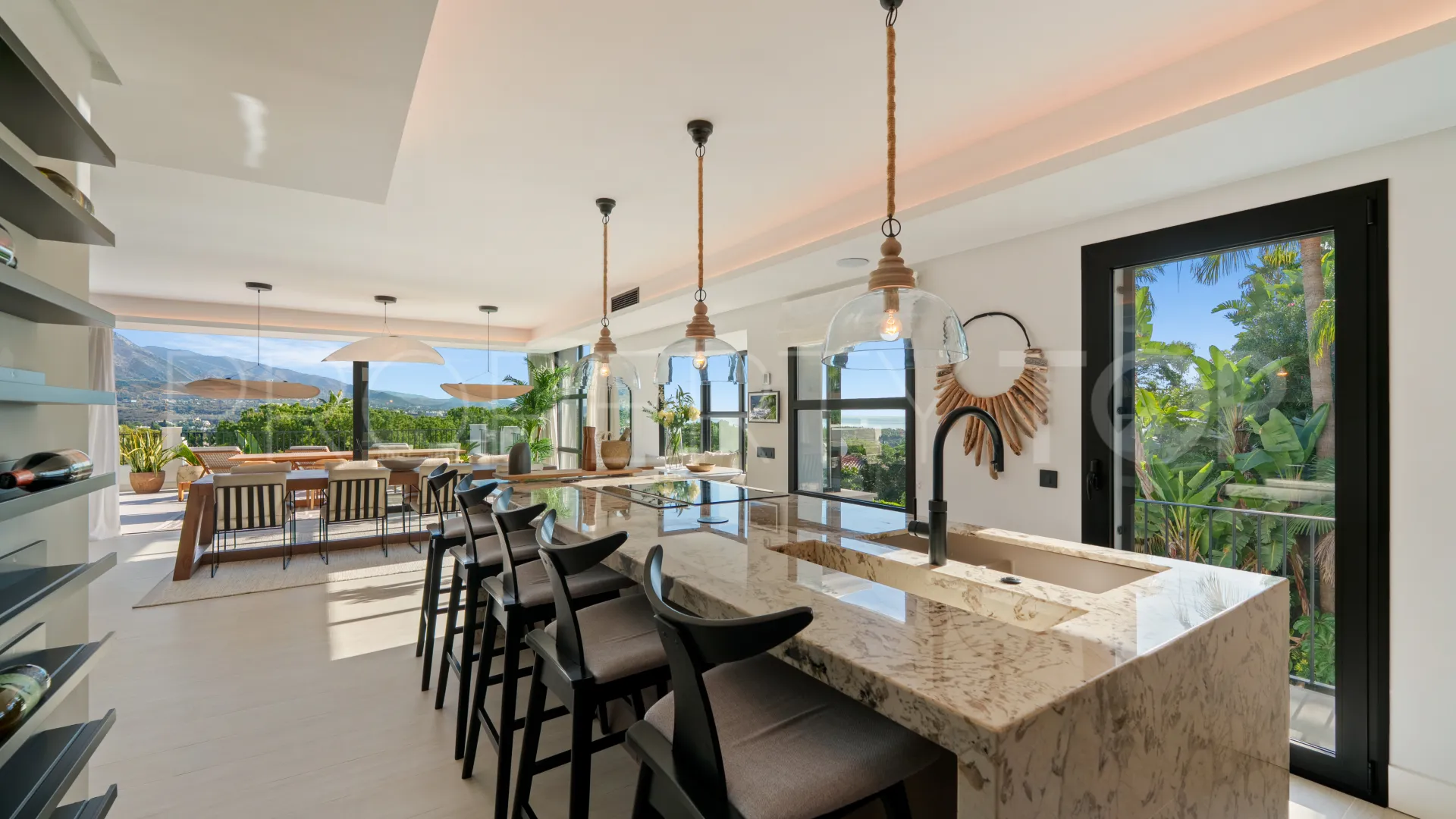 For sale villa with 6 bedrooms in Nueva Andalucia