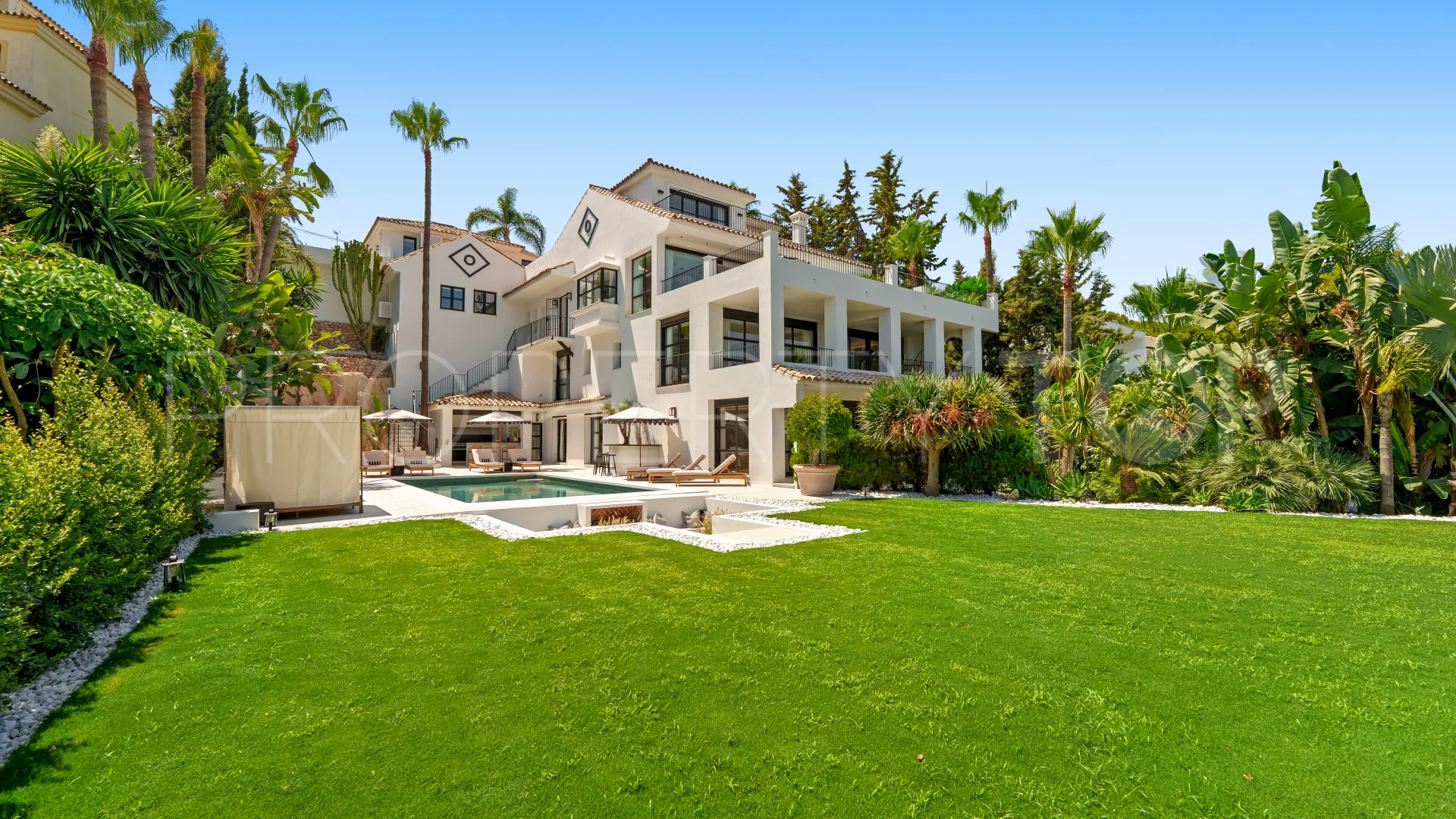 For sale villa with 6 bedrooms in Nueva Andalucia