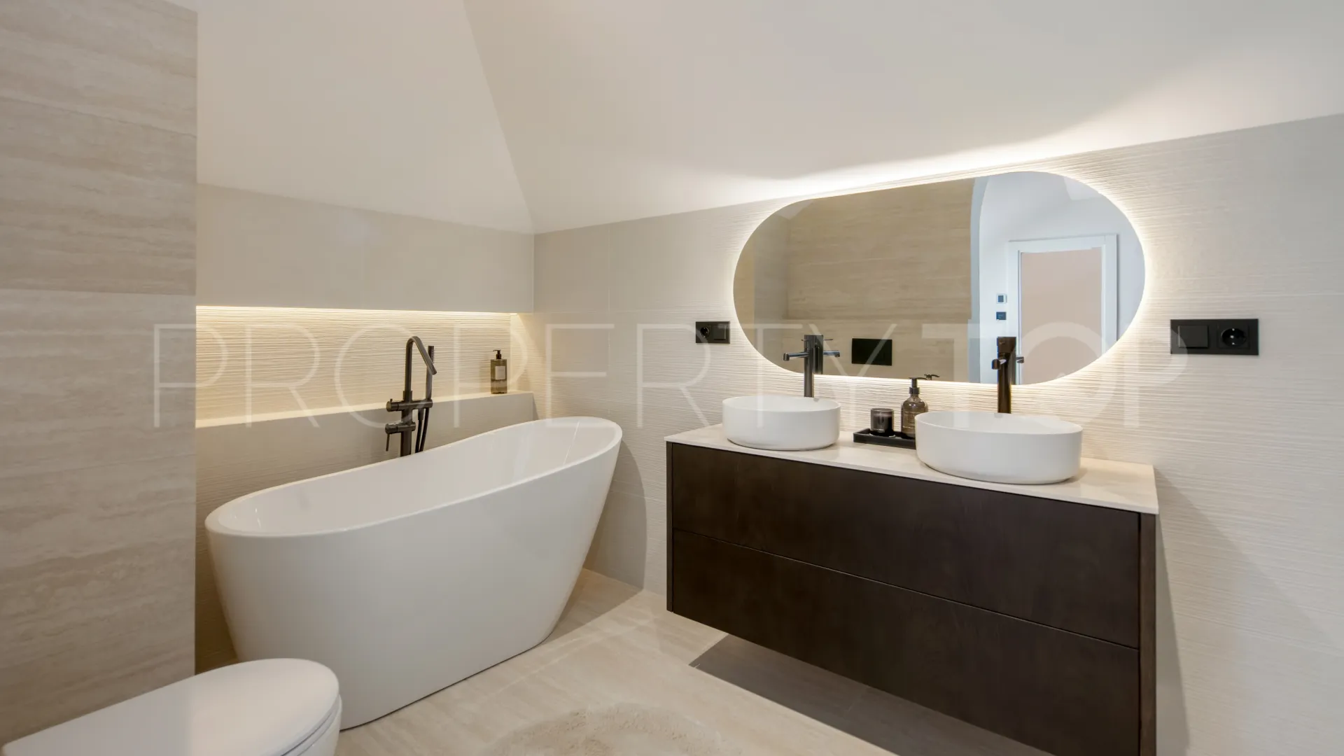 For sale duplex penthouse in Aloha Hill Club