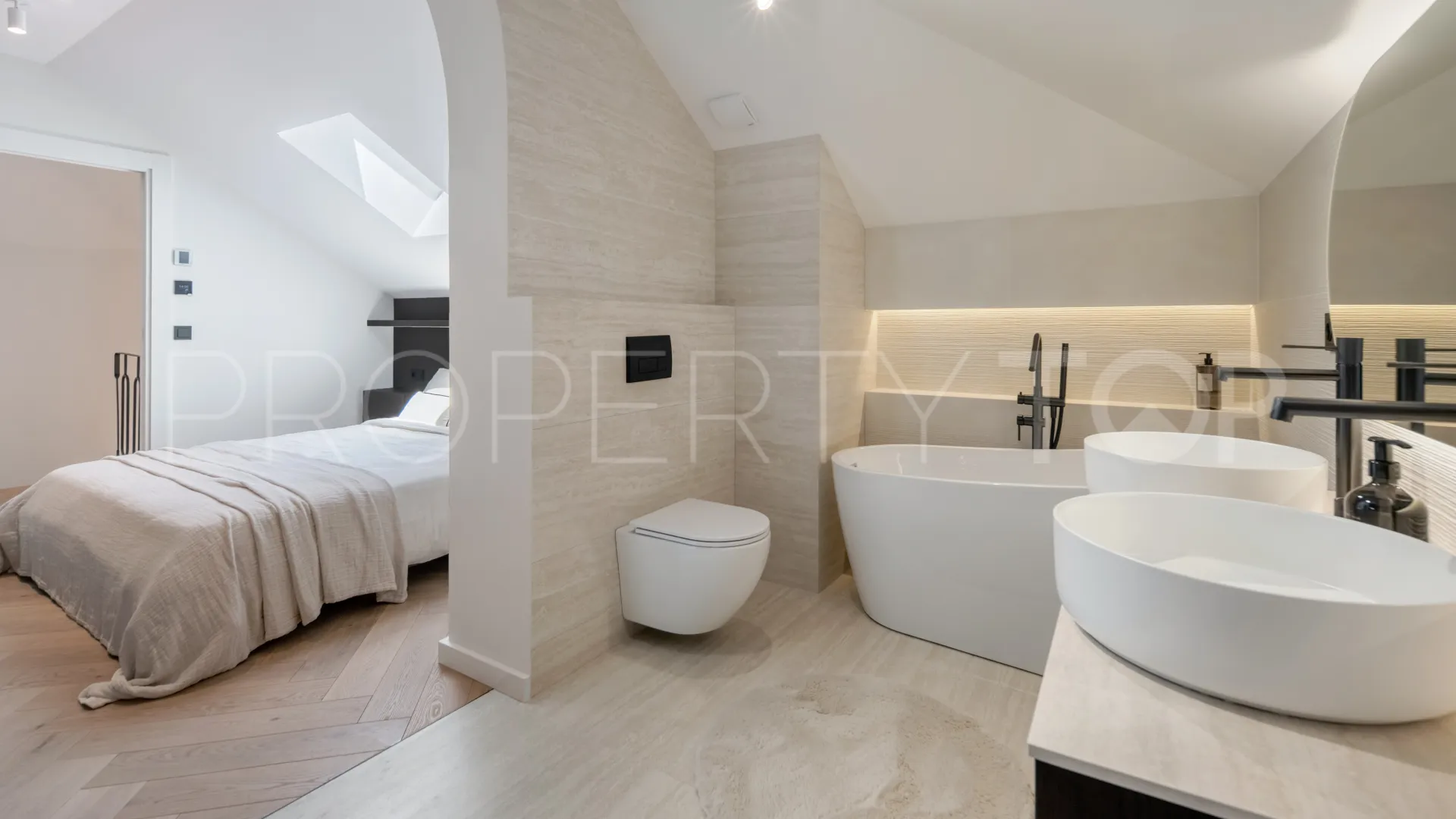 For sale duplex penthouse in Aloha Hill Club