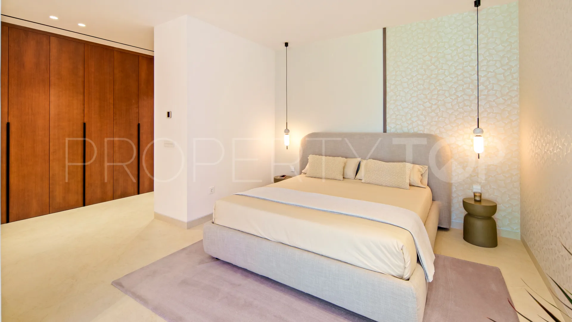 Buy villa with 5 bedrooms in Nueva Andalucia