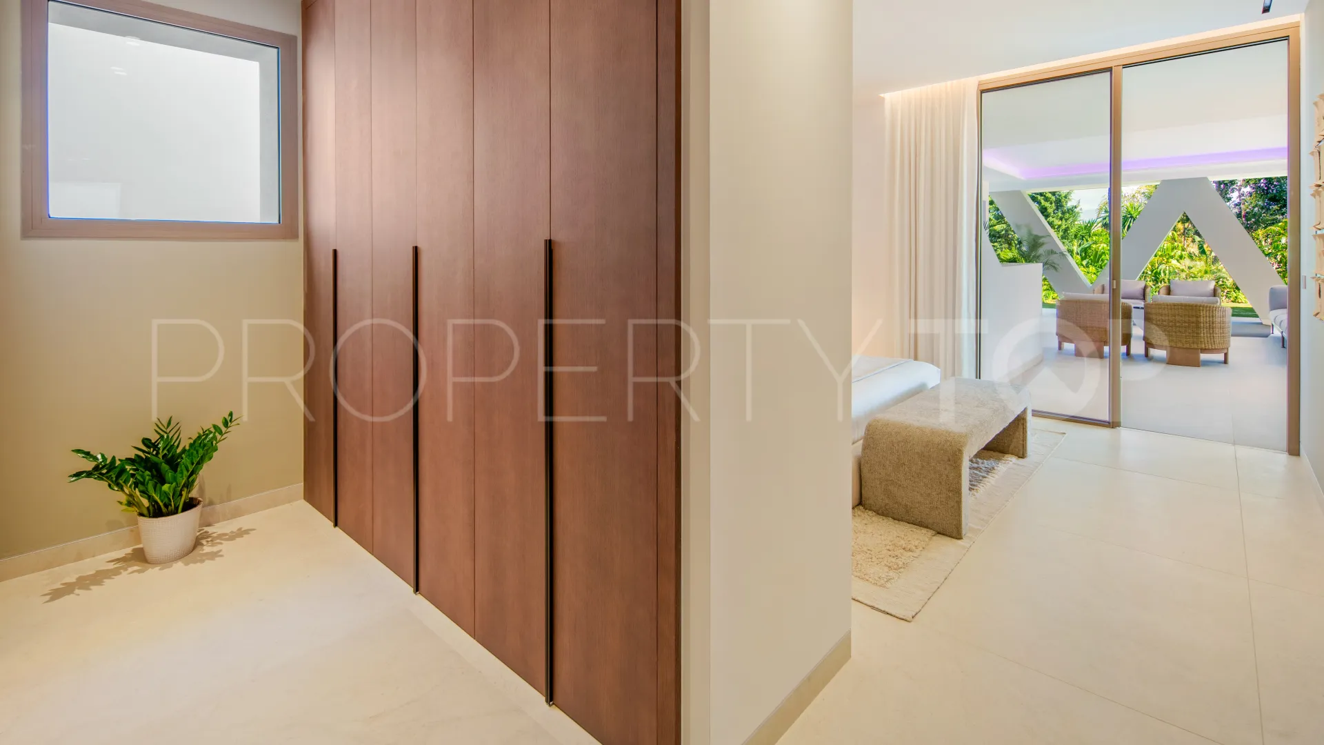 Buy villa with 5 bedrooms in Nueva Andalucia