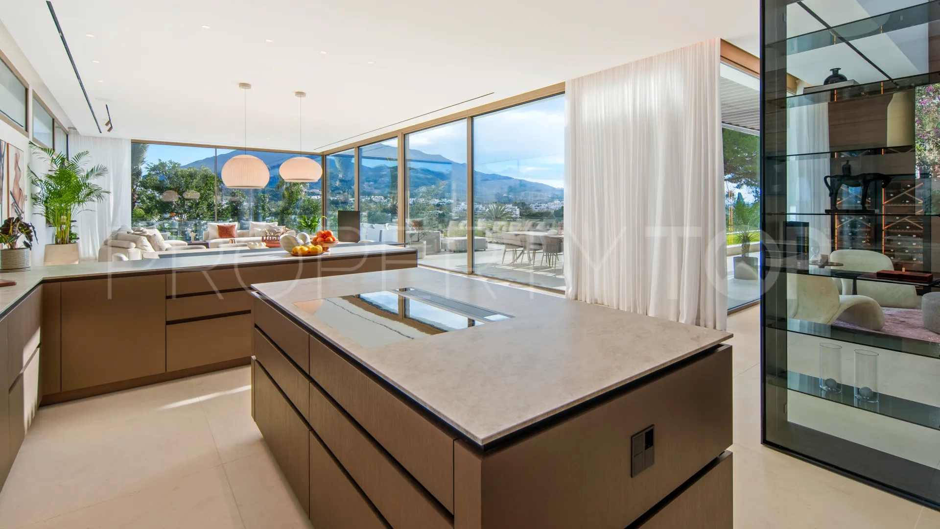 Buy villa with 5 bedrooms in Nueva Andalucia