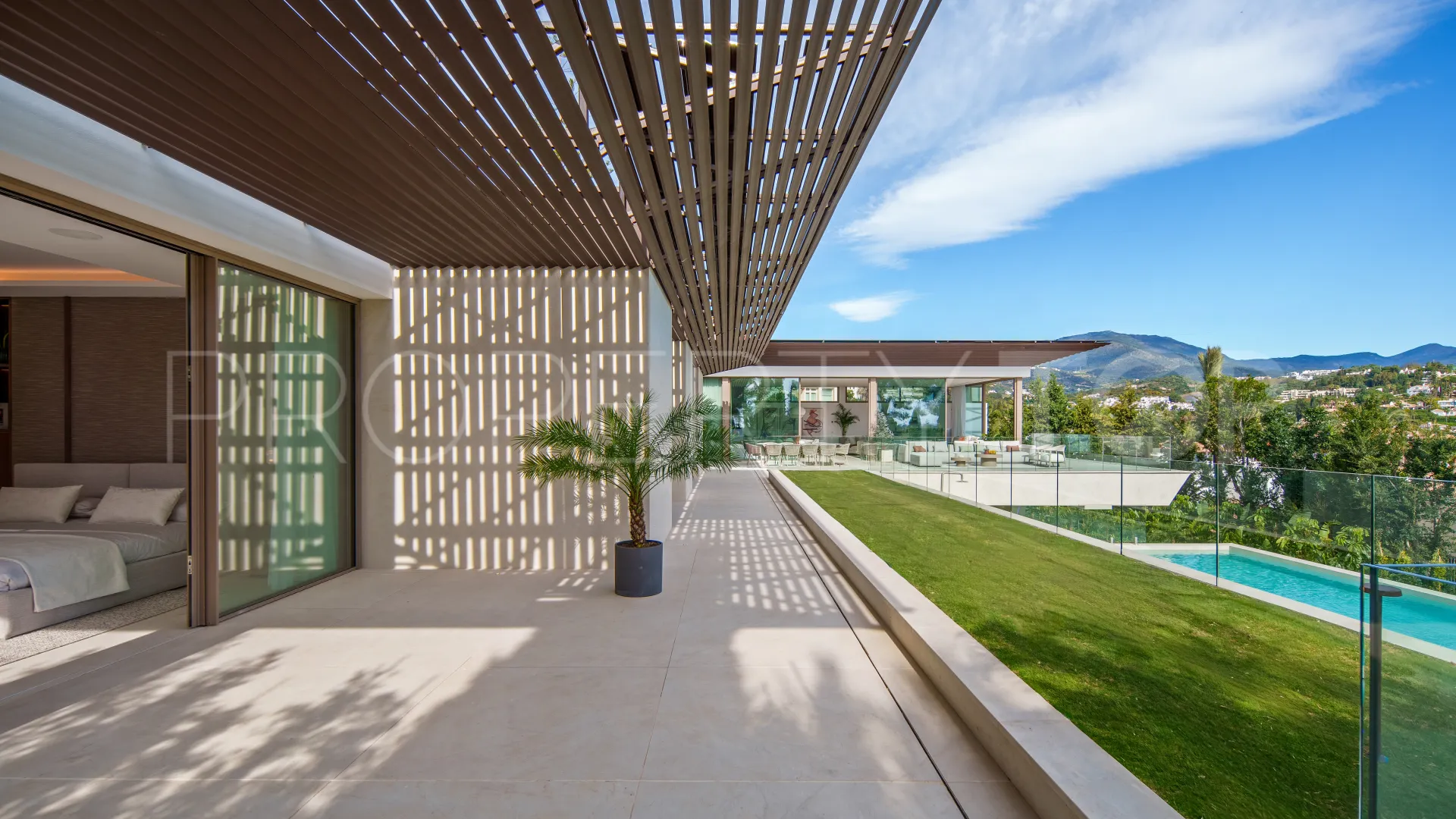 Buy villa with 5 bedrooms in Nueva Andalucia