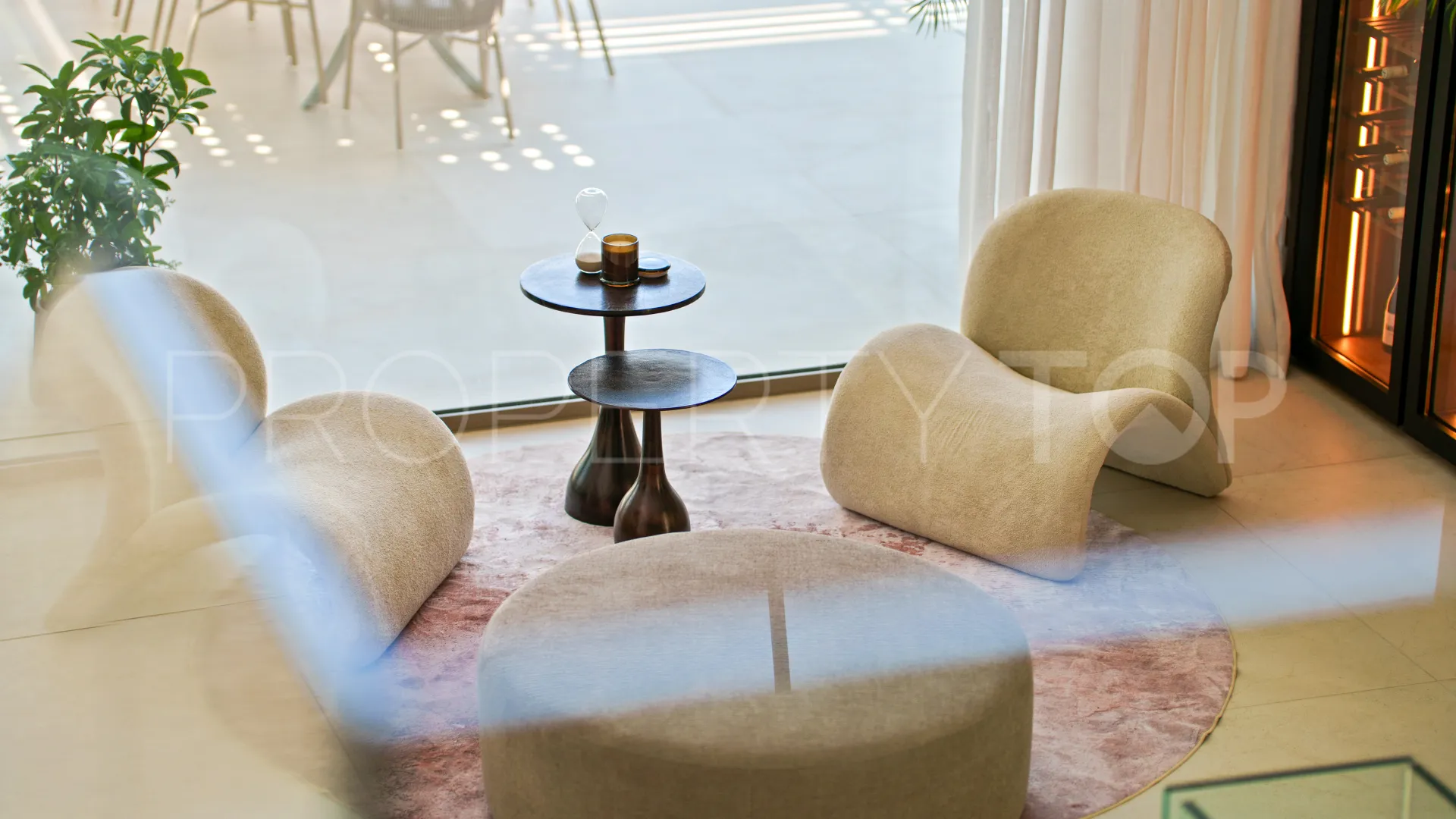 Buy villa with 5 bedrooms in Nueva Andalucia