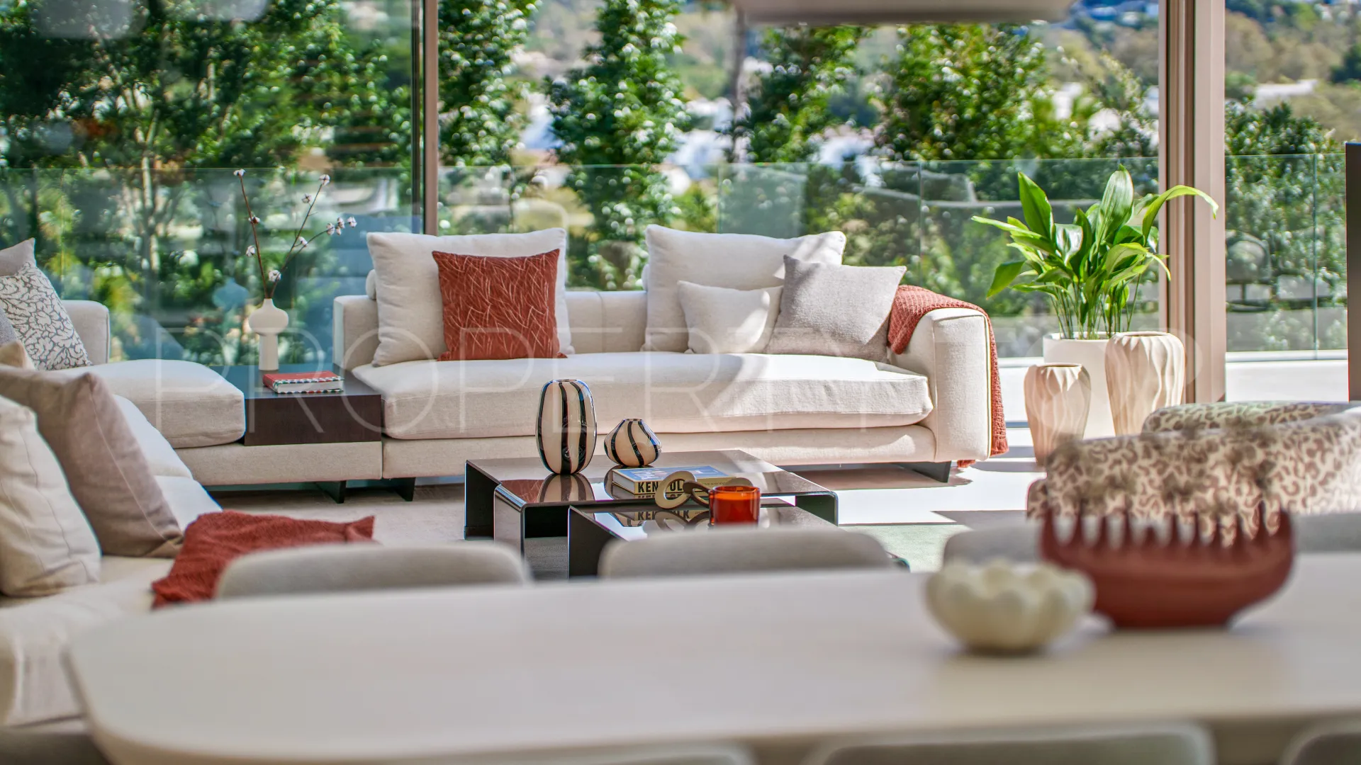 Buy villa with 5 bedrooms in Nueva Andalucia