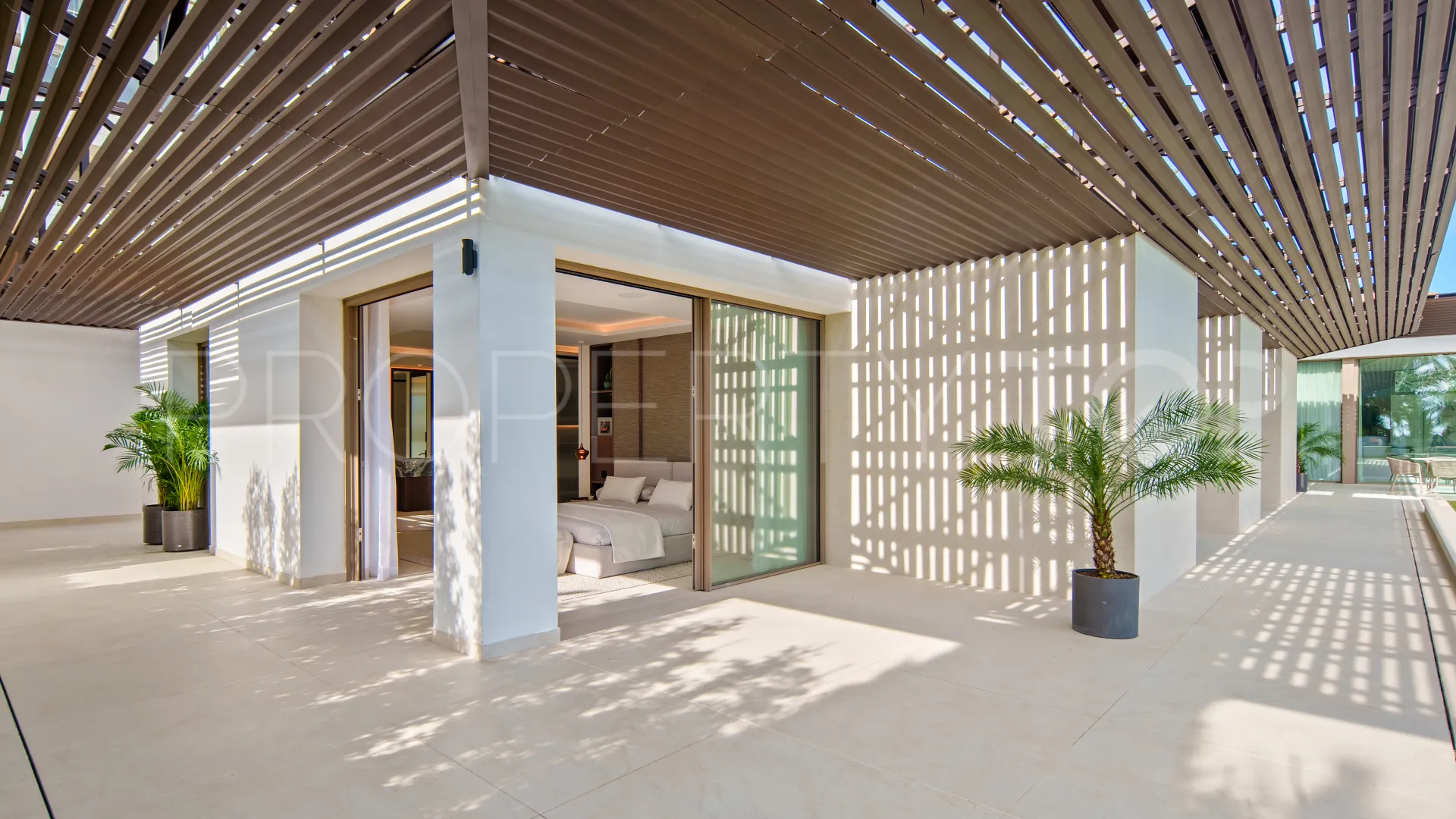 Buy villa with 5 bedrooms in Nueva Andalucia