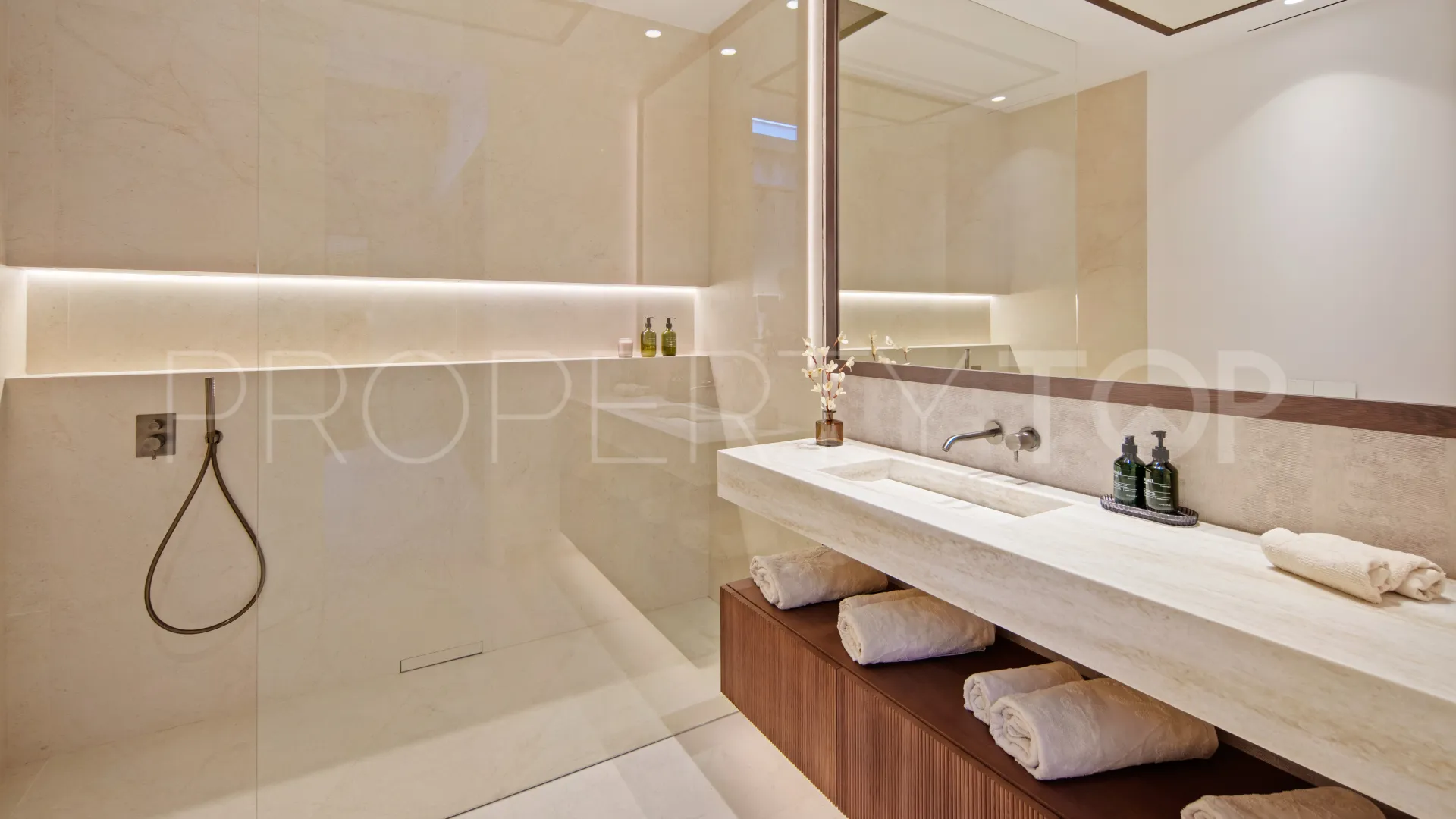 Buy villa with 5 bedrooms in Nueva Andalucia