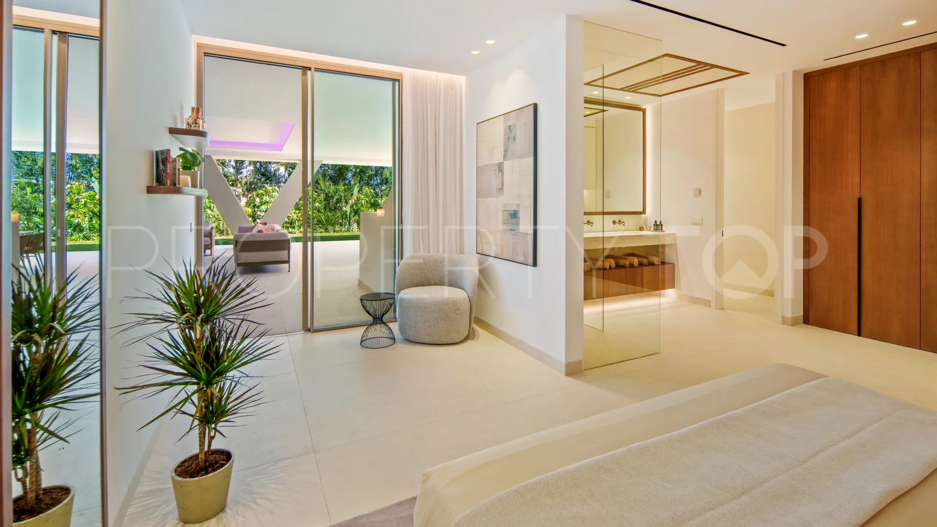 Buy villa with 5 bedrooms in Nueva Andalucia
