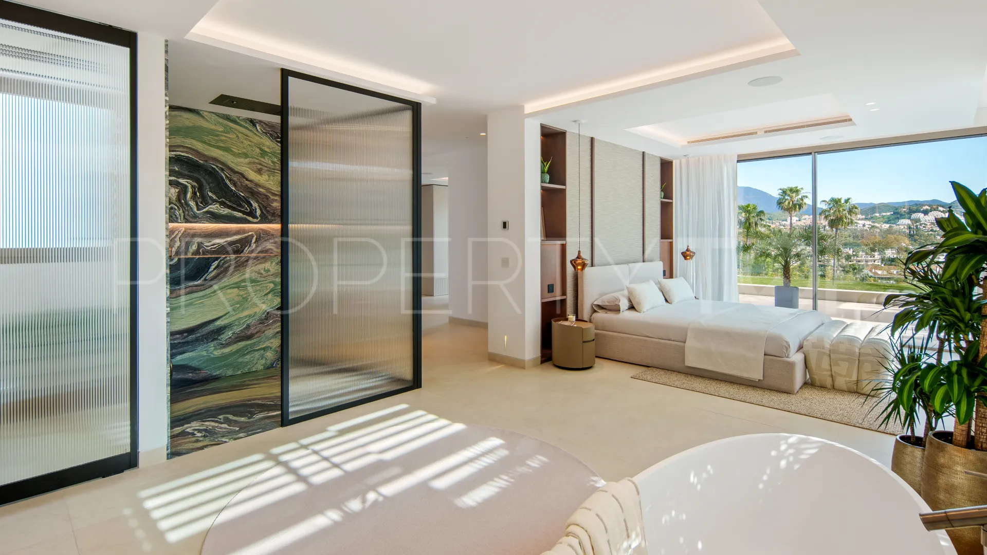 Buy villa with 5 bedrooms in Nueva Andalucia