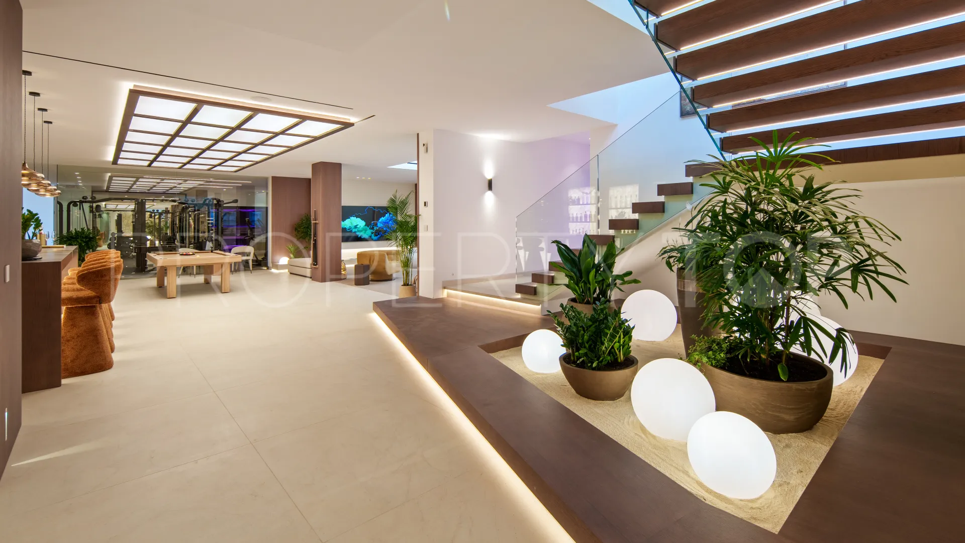Buy villa with 5 bedrooms in Nueva Andalucia