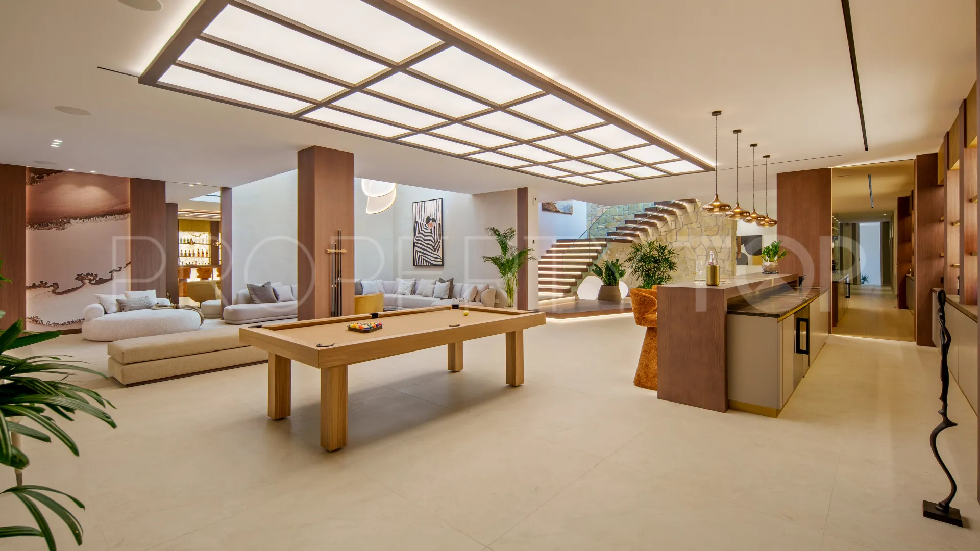 Buy villa with 5 bedrooms in Nueva Andalucia