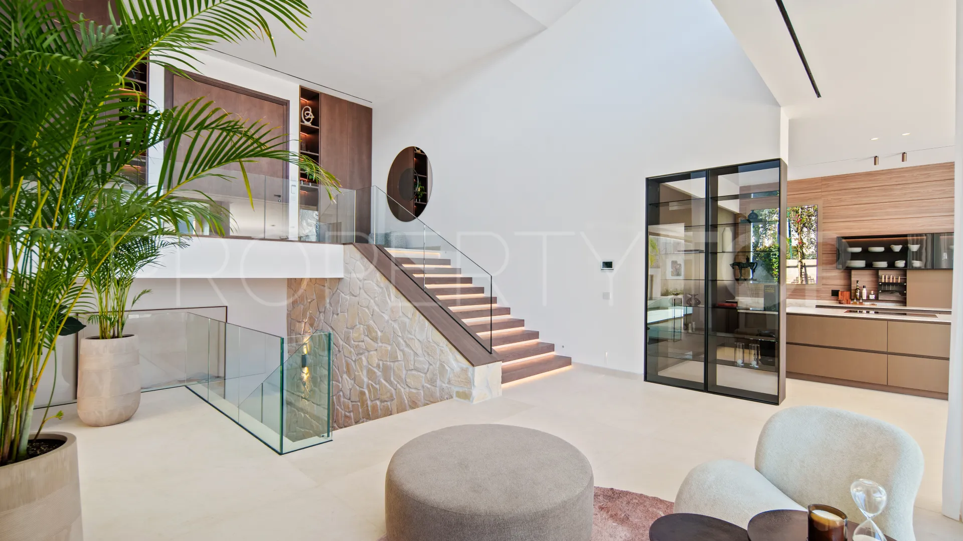 Buy villa with 5 bedrooms in Nueva Andalucia