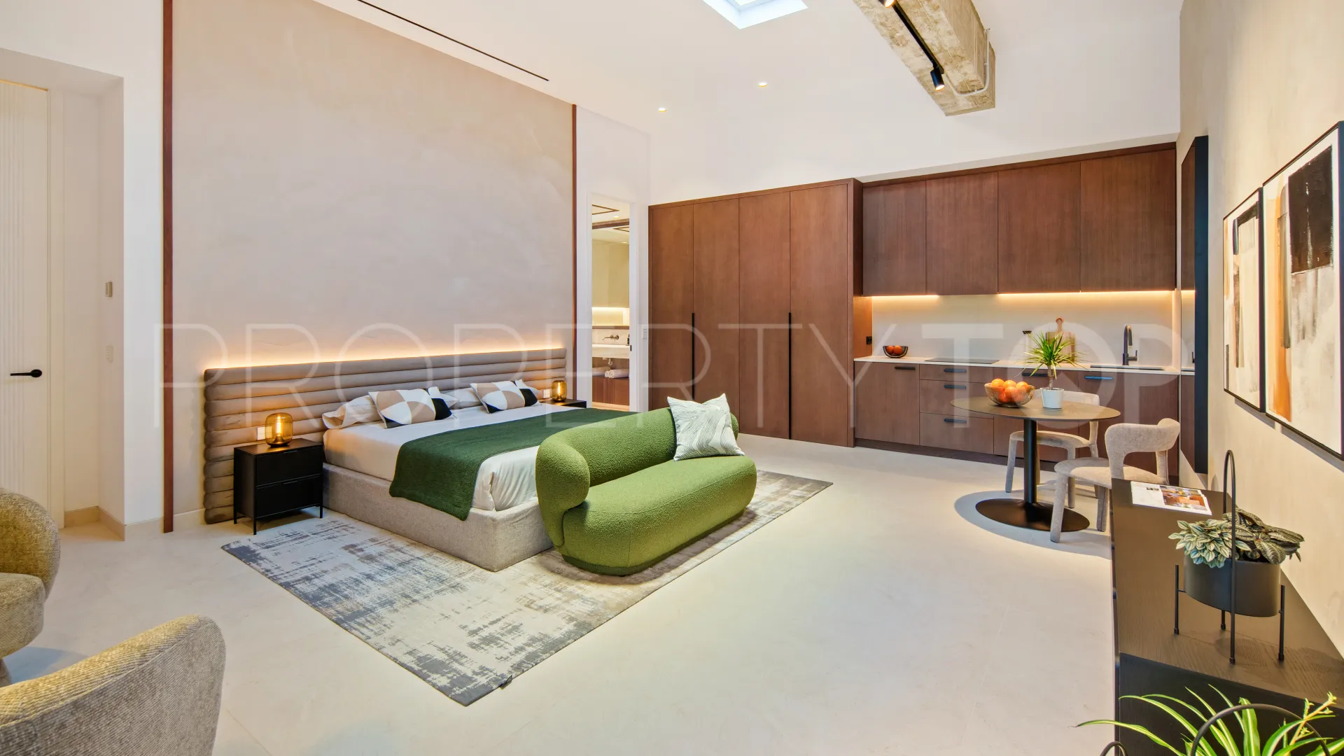 Buy villa with 5 bedrooms in Nueva Andalucia