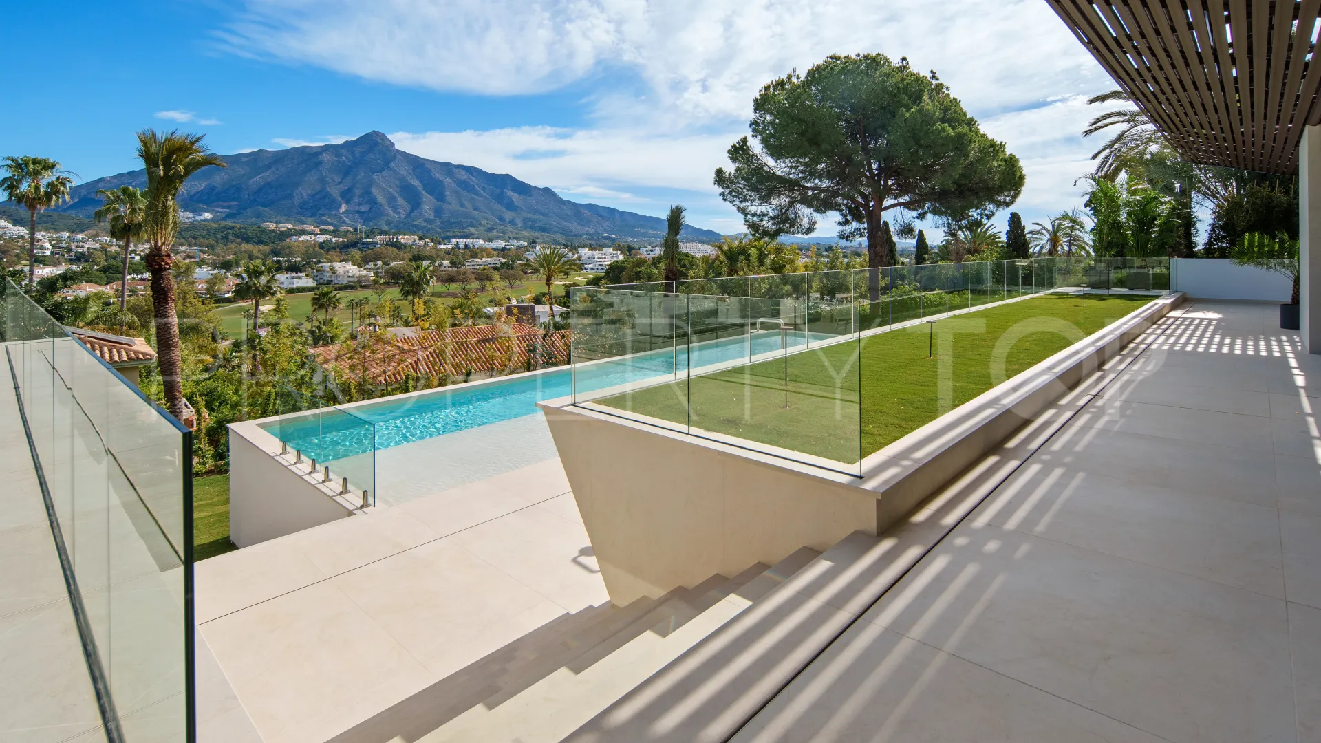 Buy villa with 5 bedrooms in Nueva Andalucia