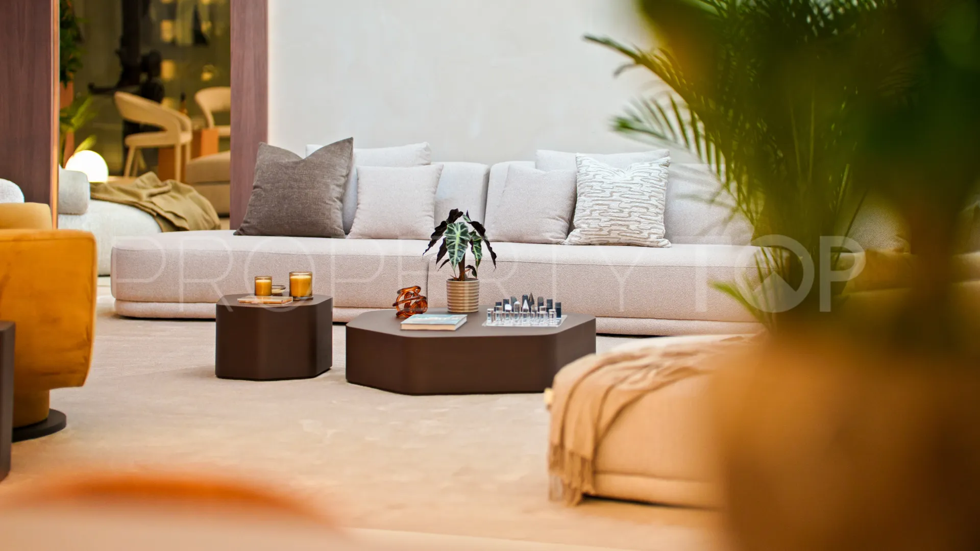 Buy villa with 5 bedrooms in Nueva Andalucia