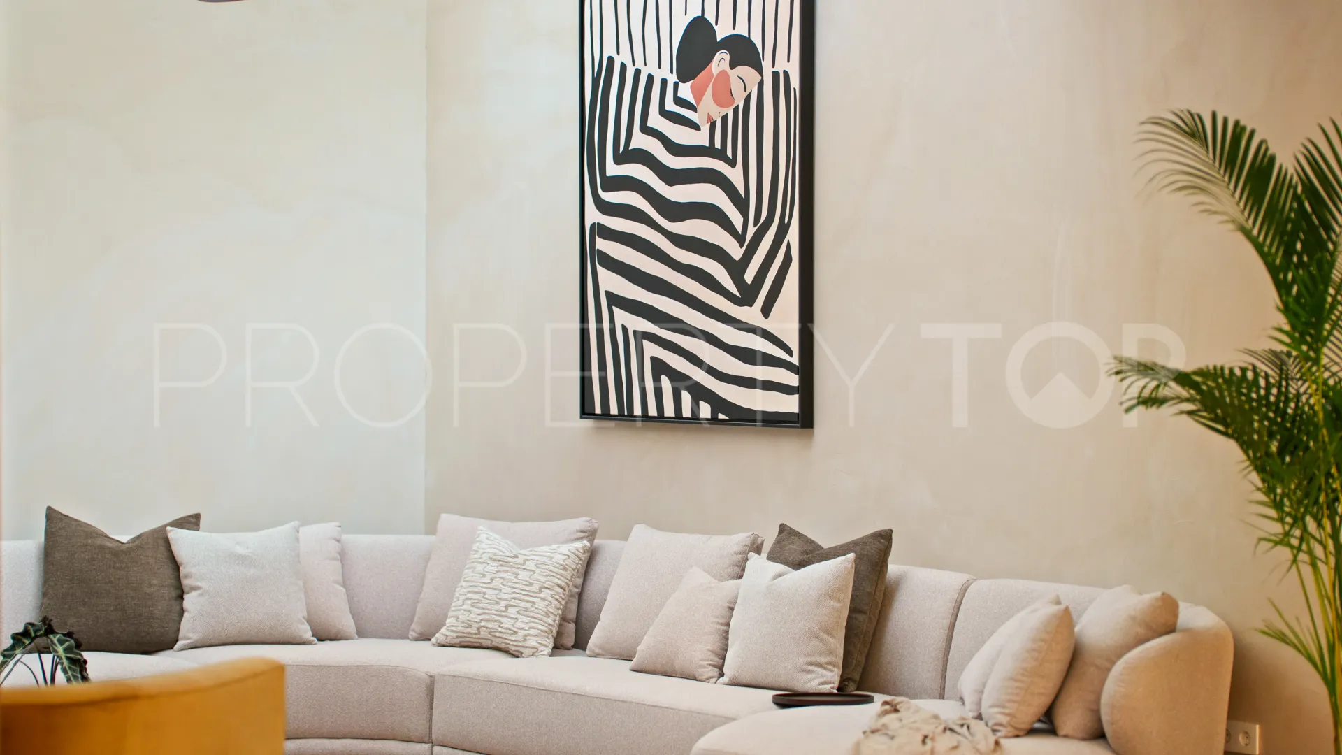 Buy villa with 5 bedrooms in Nueva Andalucia