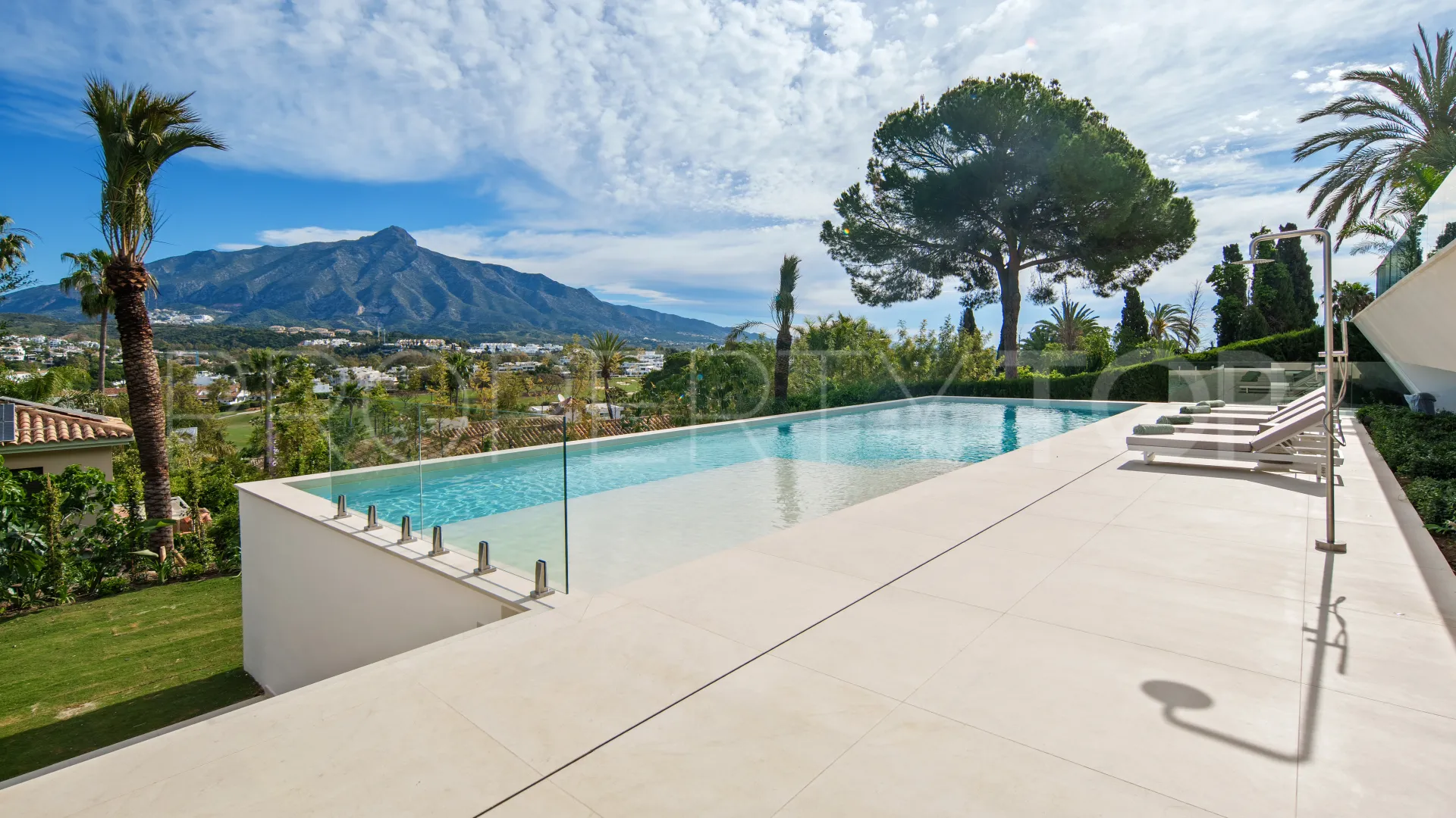 Buy villa with 5 bedrooms in Nueva Andalucia