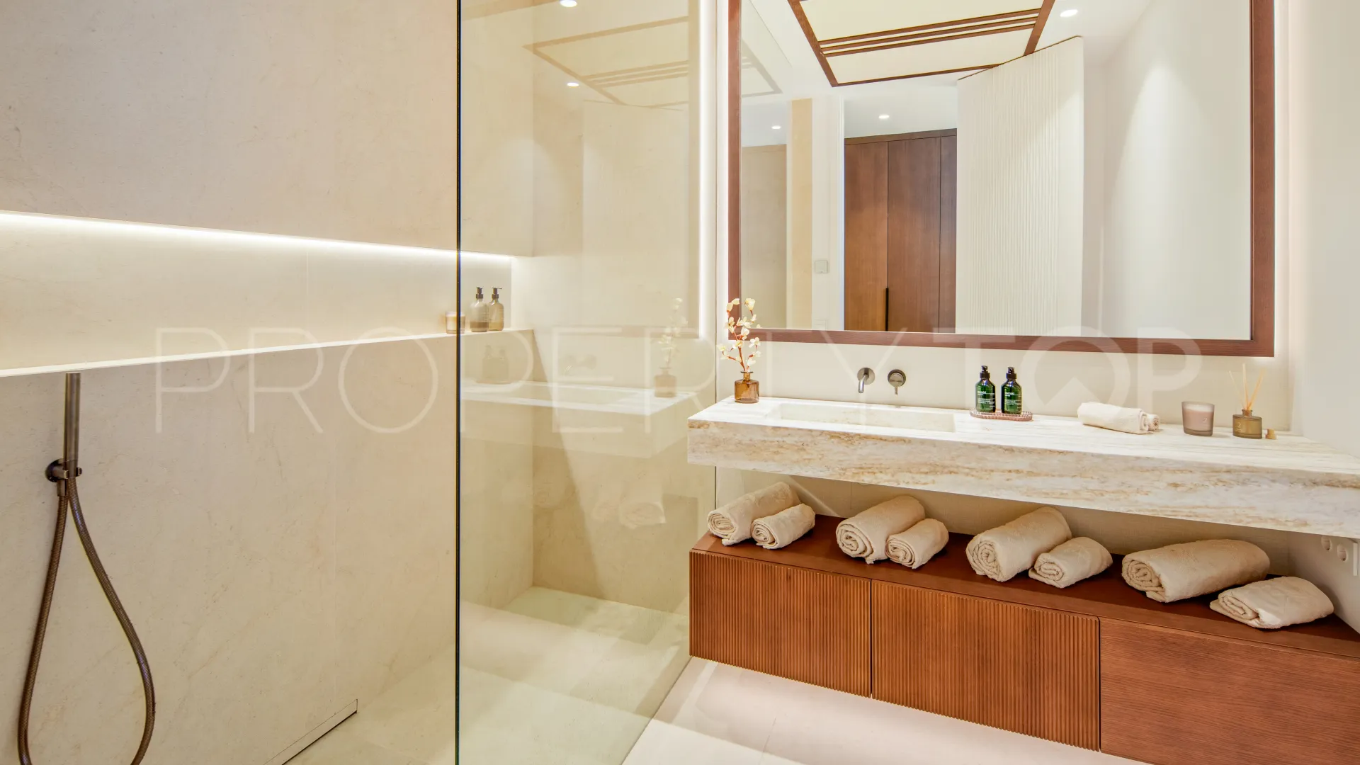 Buy villa with 5 bedrooms in Nueva Andalucia