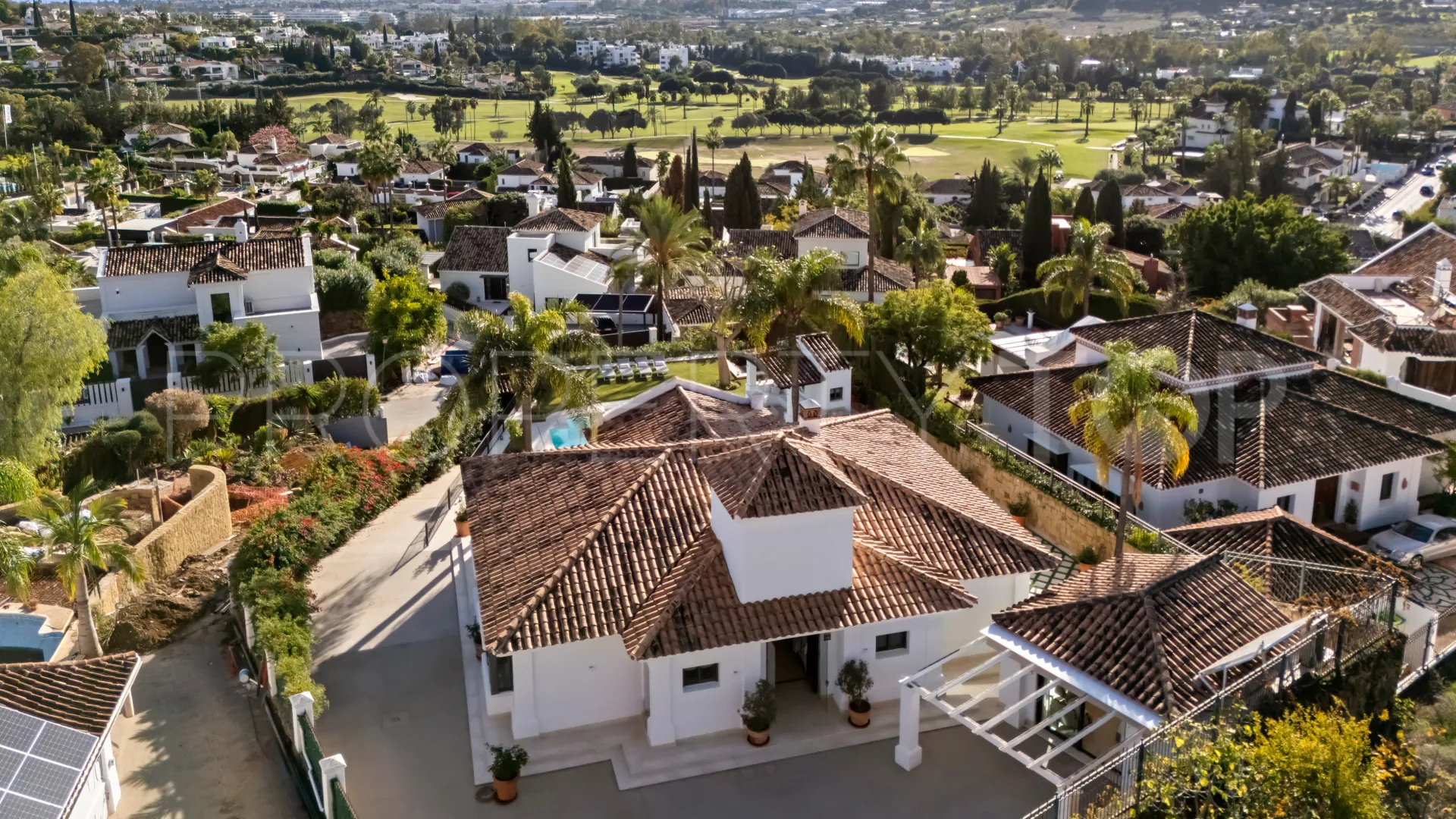 For sale villa in Nueva Andalucia