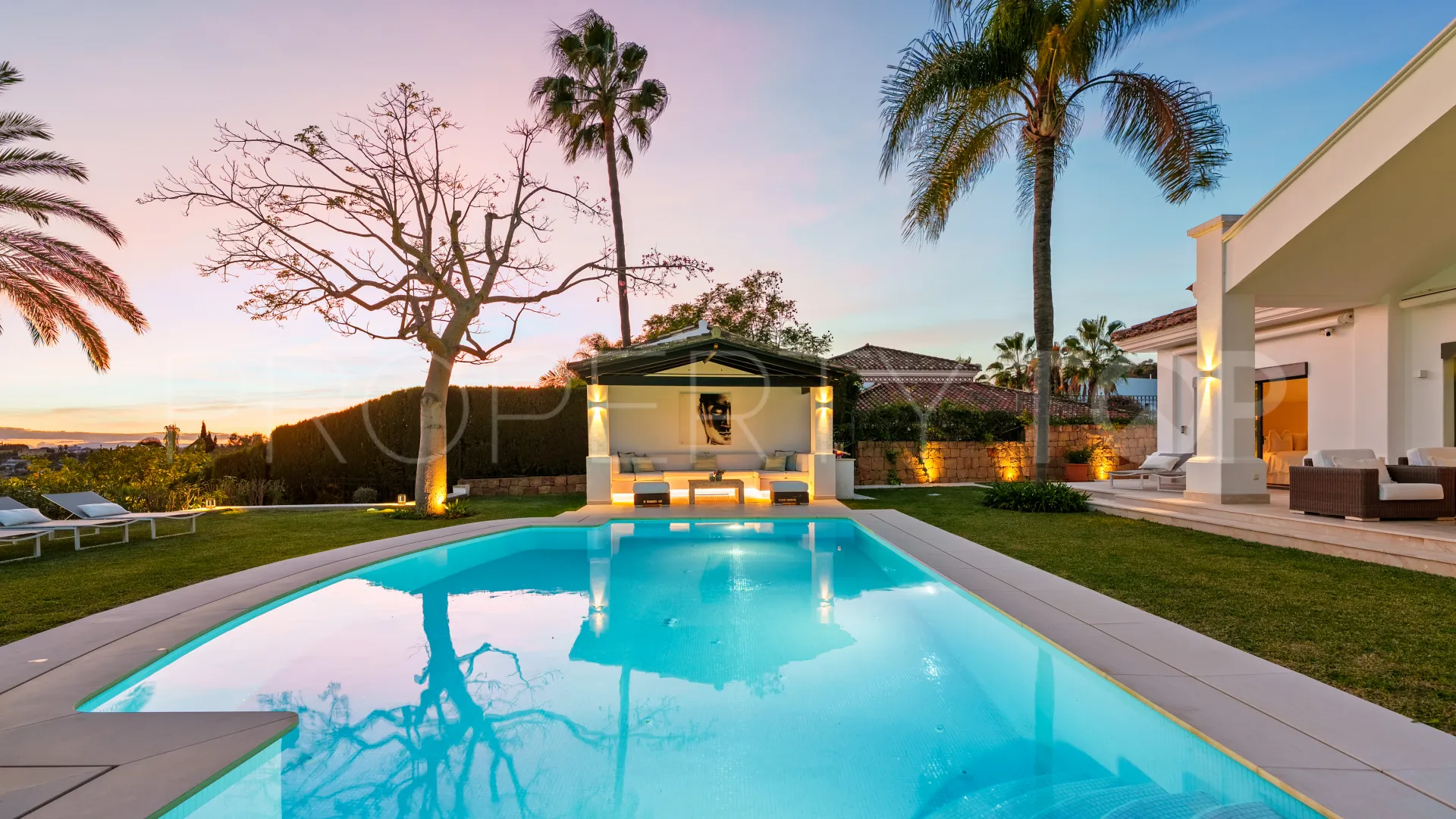 For sale villa in Nueva Andalucia