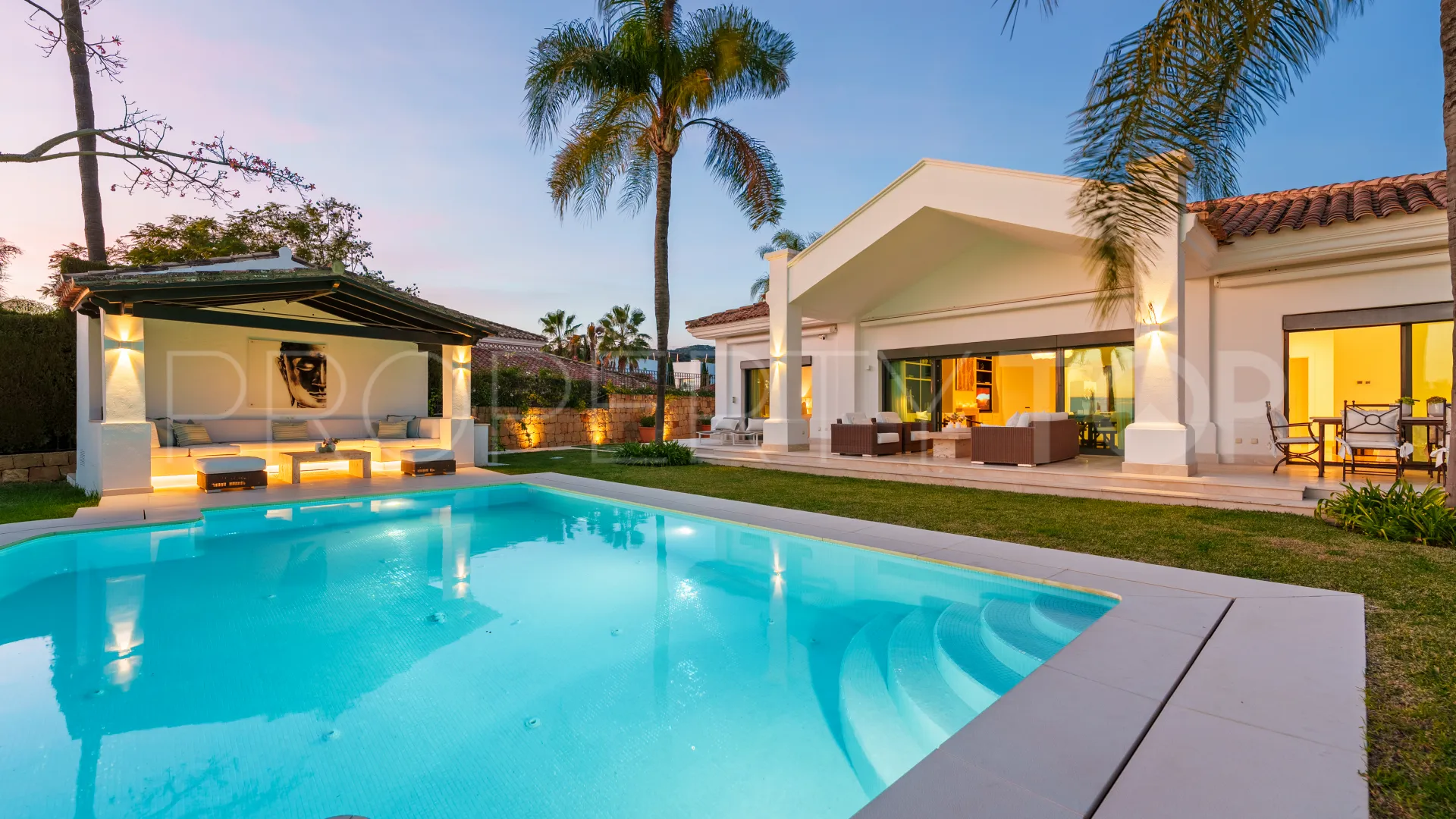 For sale villa in Nueva Andalucia
