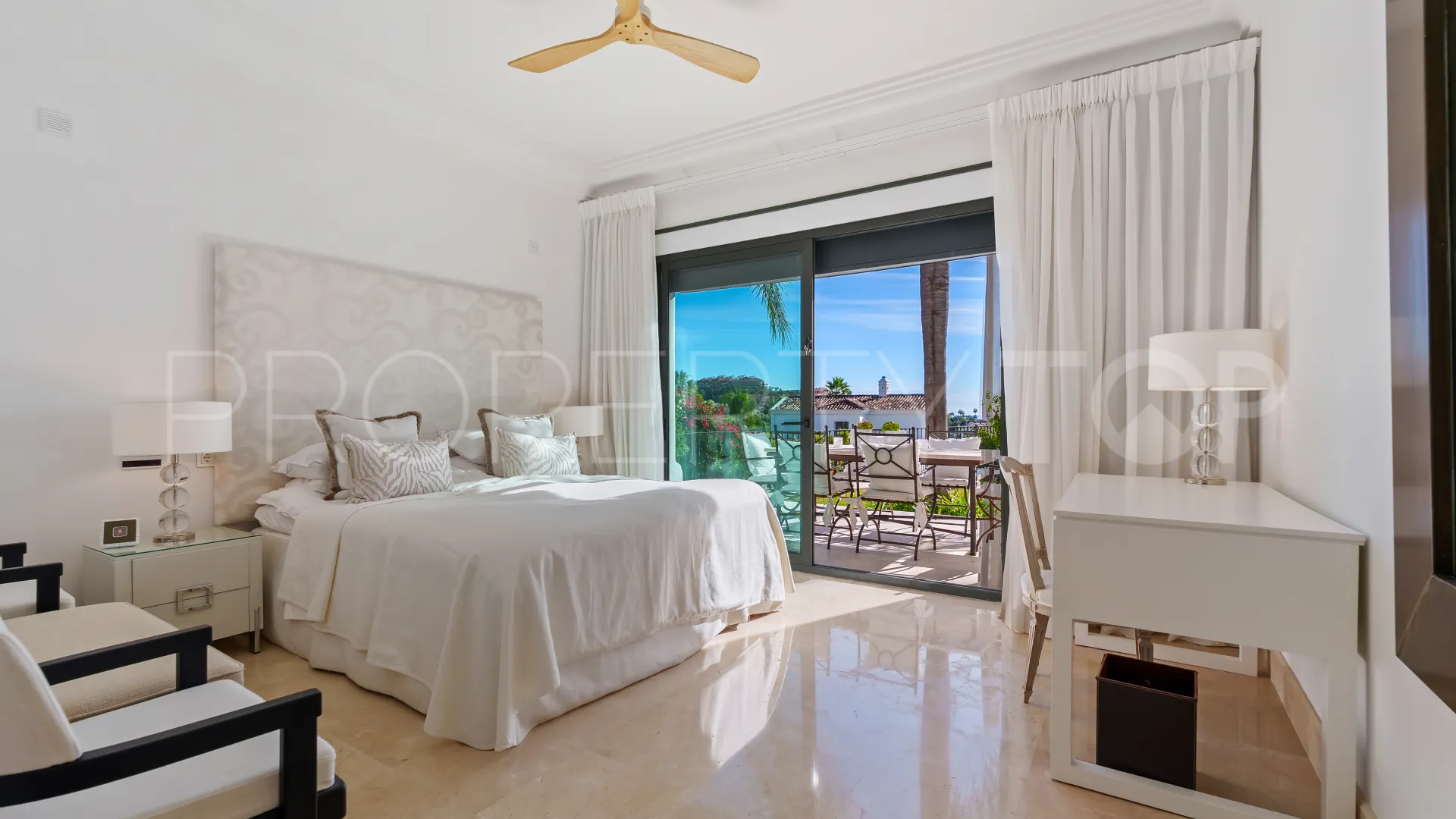 For sale villa in Nueva Andalucia