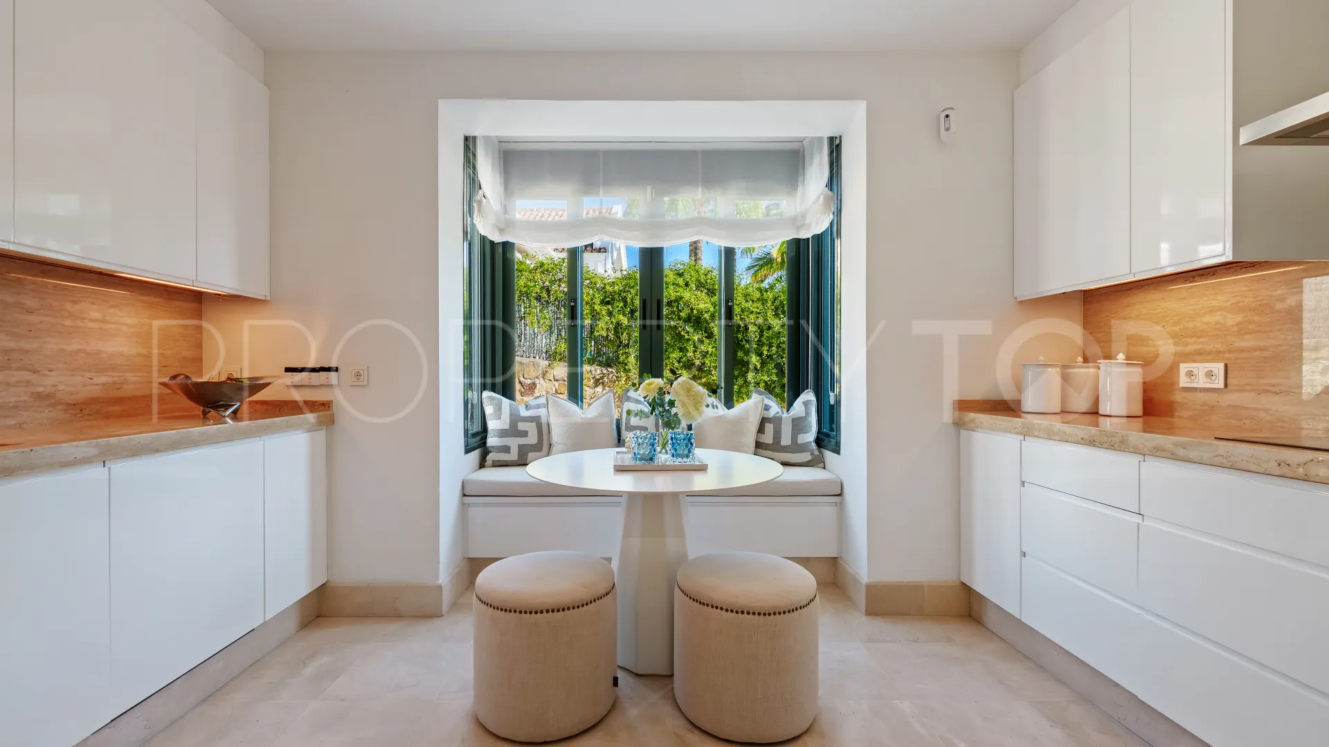 For sale villa in Nueva Andalucia