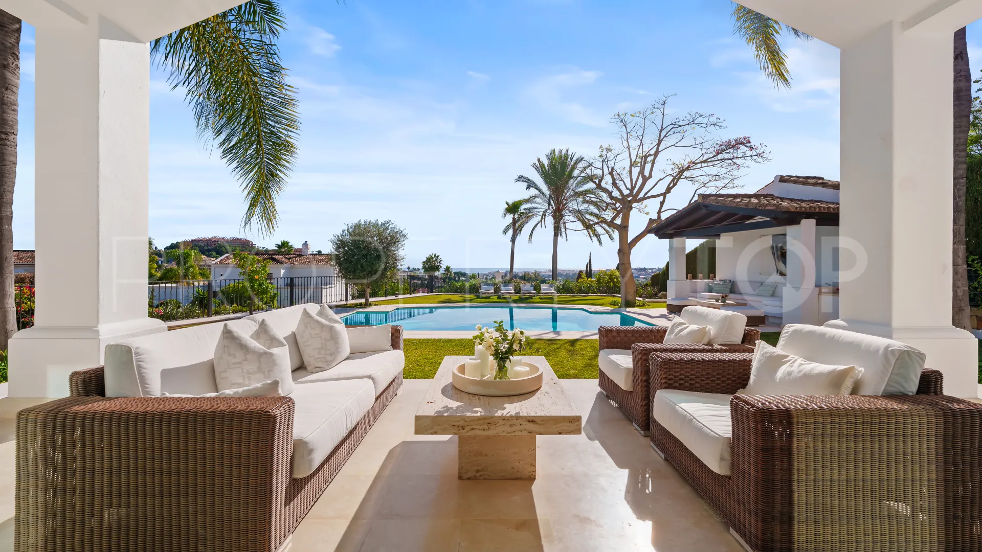 For sale villa in Nueva Andalucia