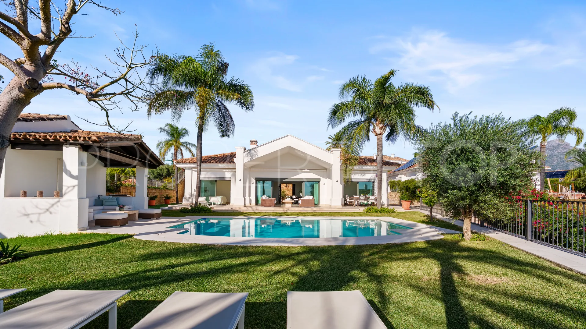 For sale villa in Nueva Andalucia