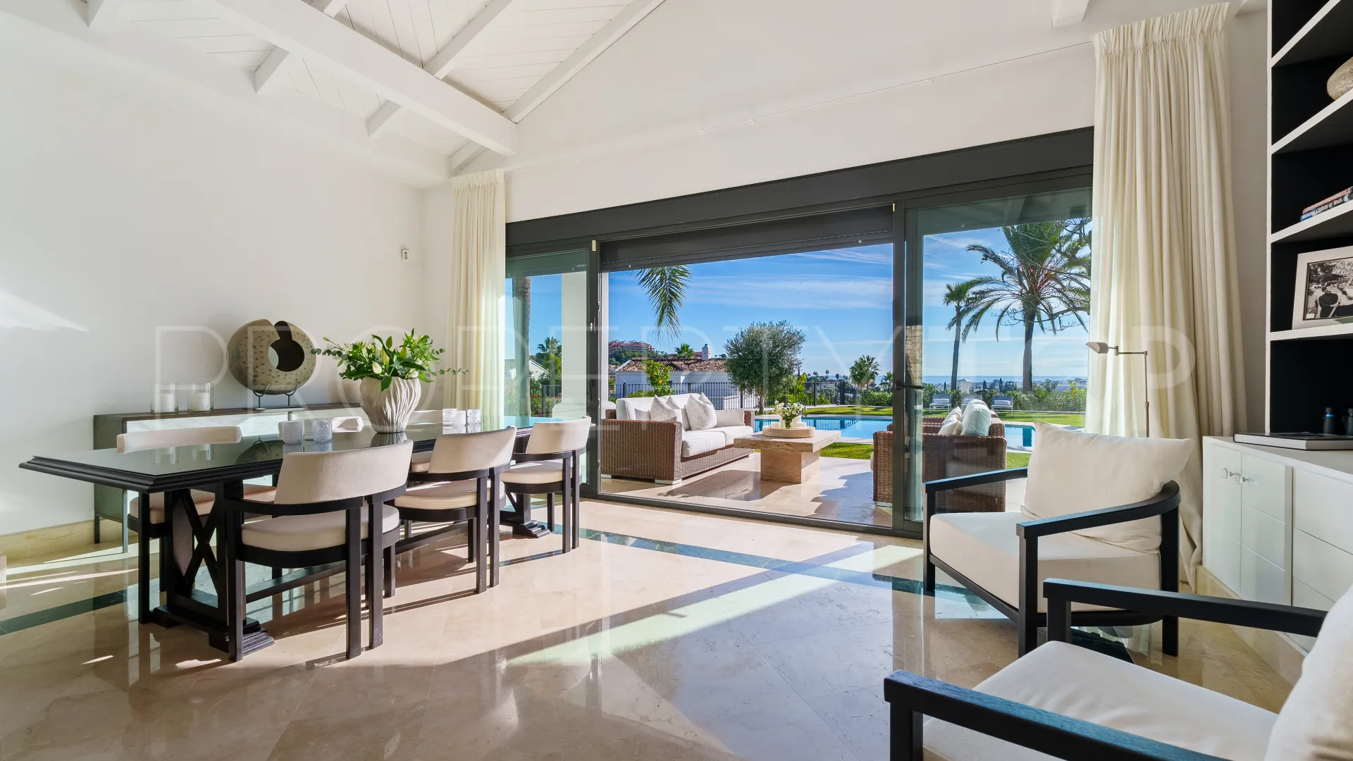 For sale villa in Nueva Andalucia