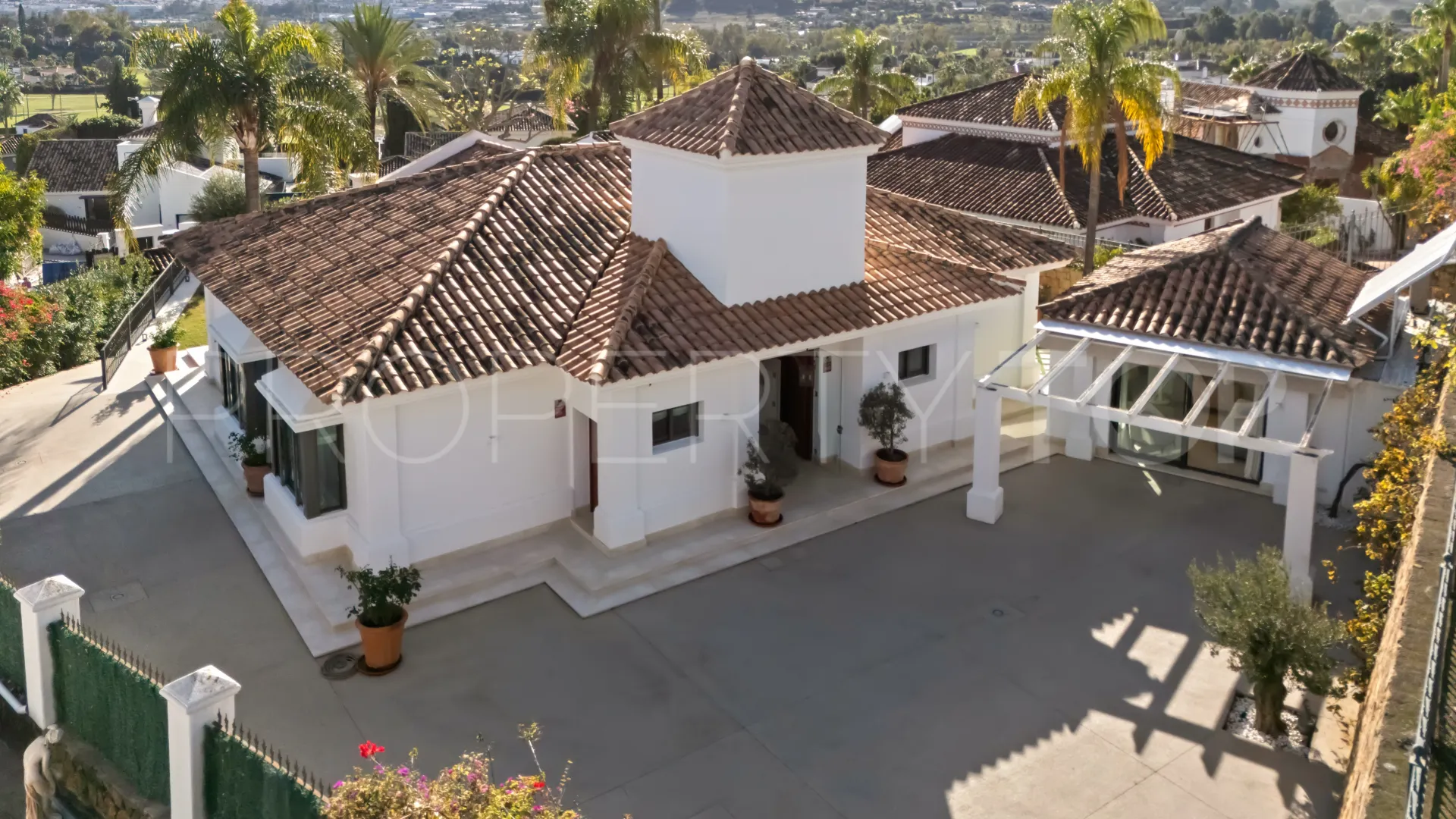 For sale villa in Nueva Andalucia