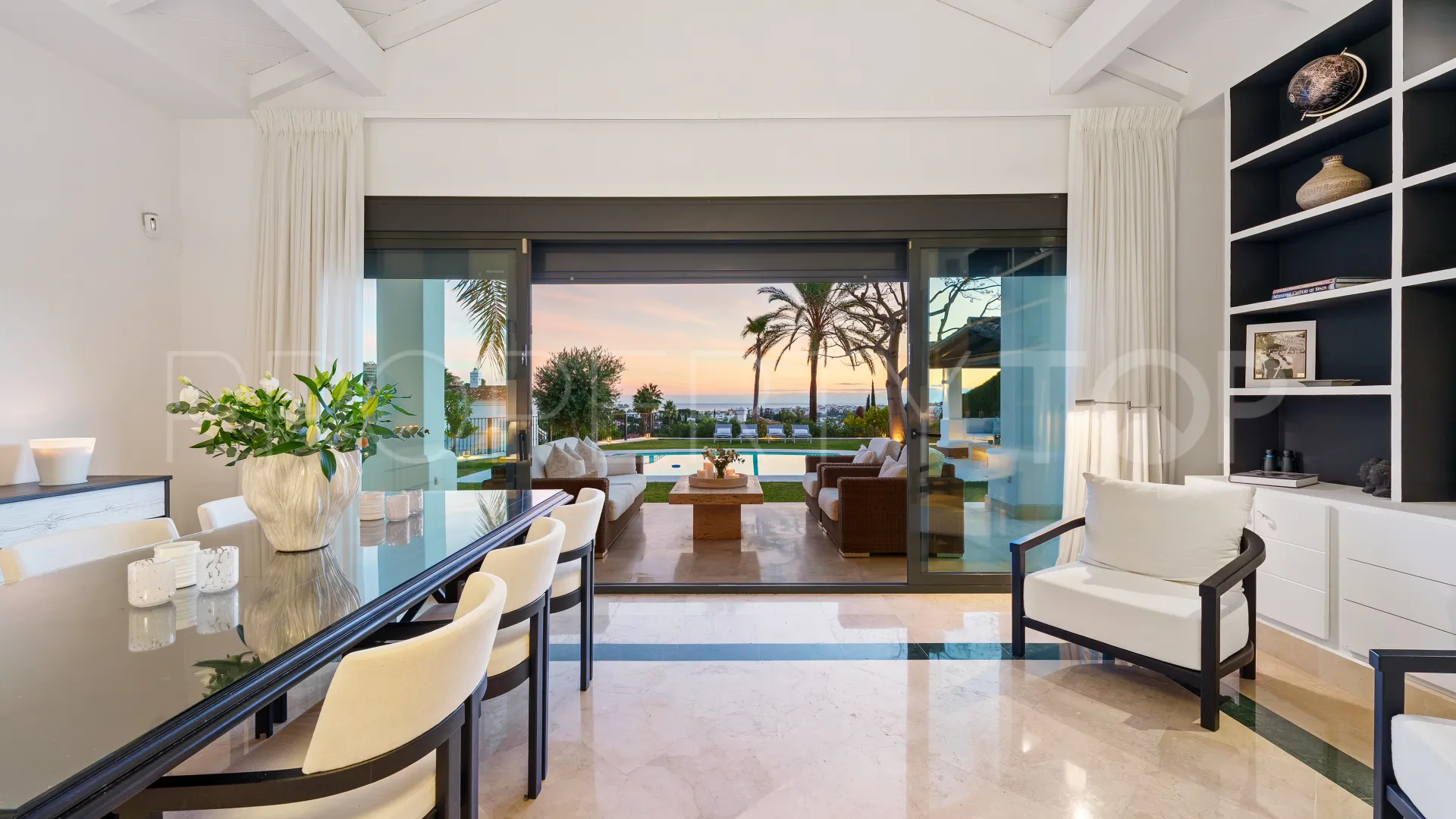 For sale villa in Nueva Andalucia