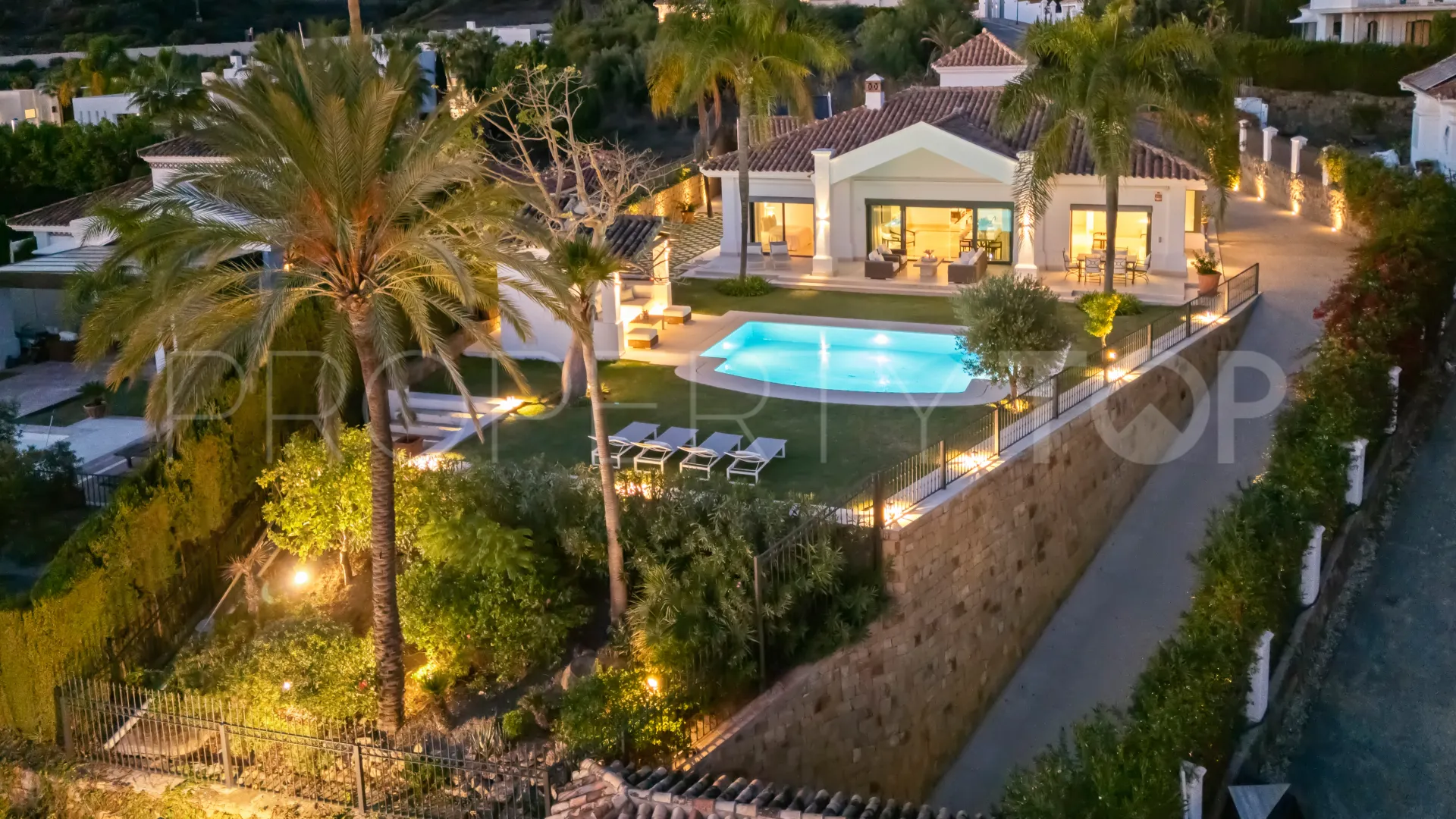For sale villa in Nueva Andalucia