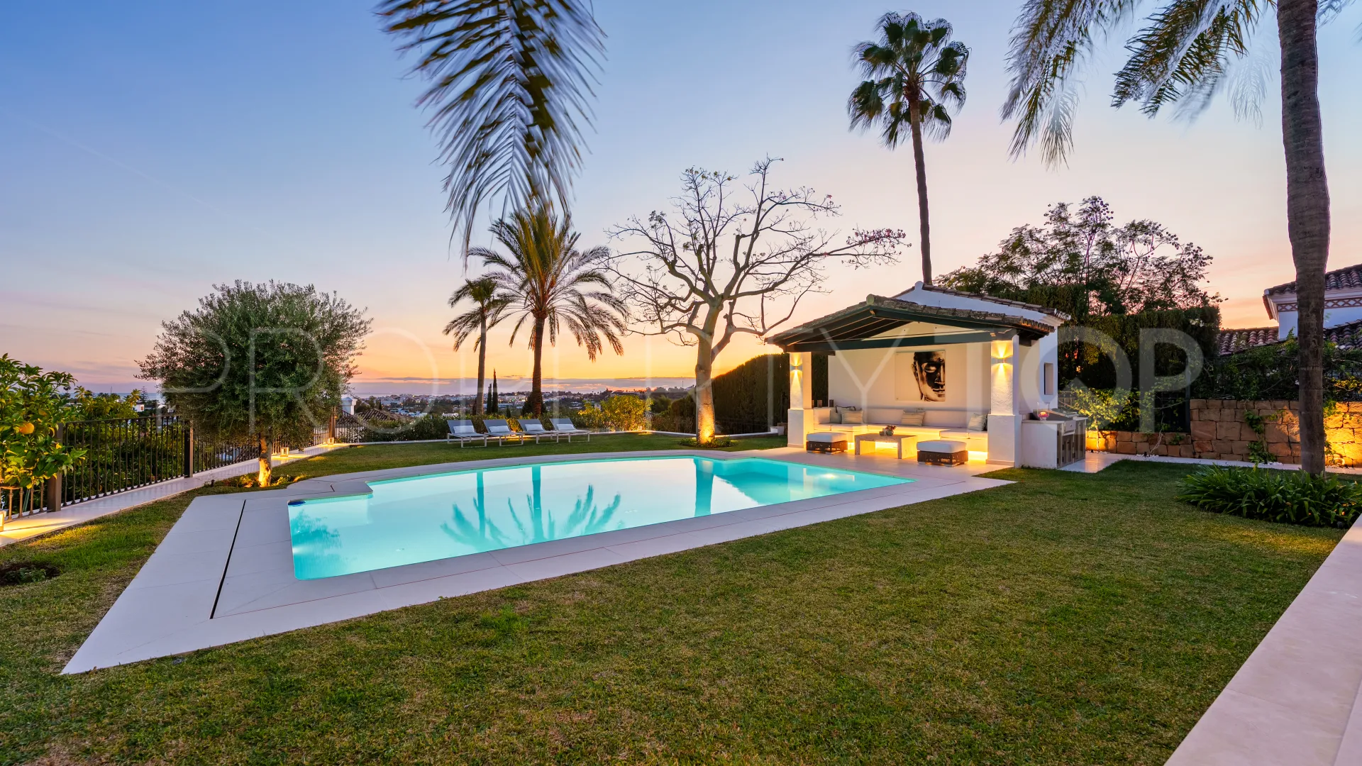 For sale villa in Nueva Andalucia