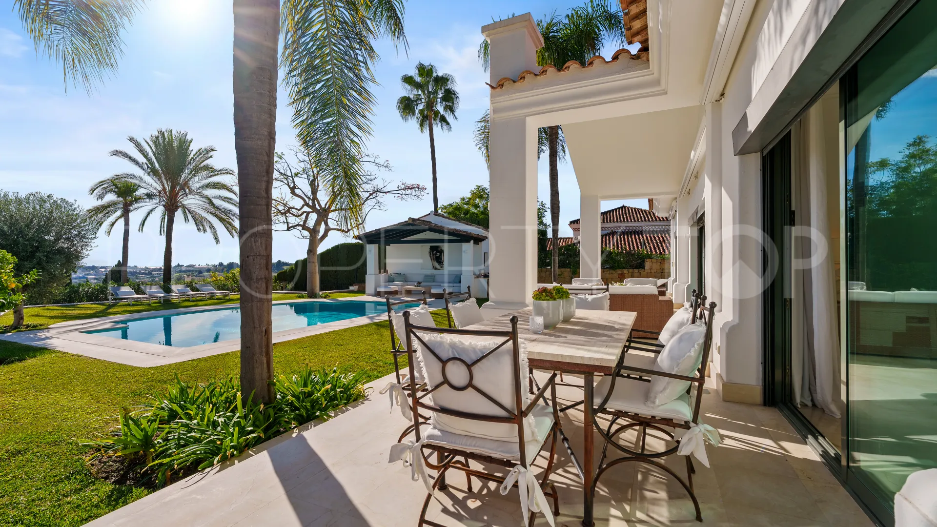 For sale villa in Nueva Andalucia