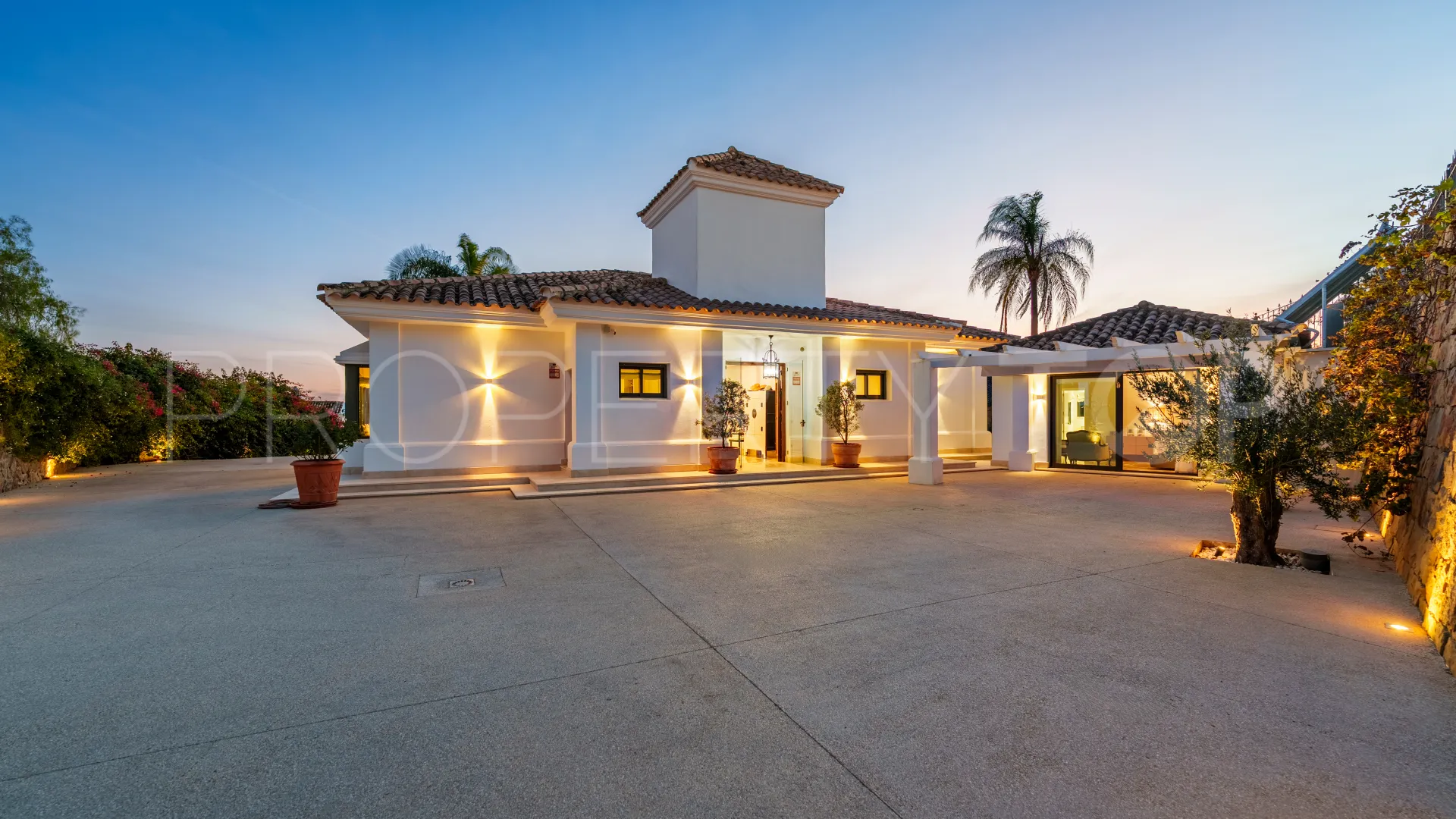 For sale villa in Nueva Andalucia