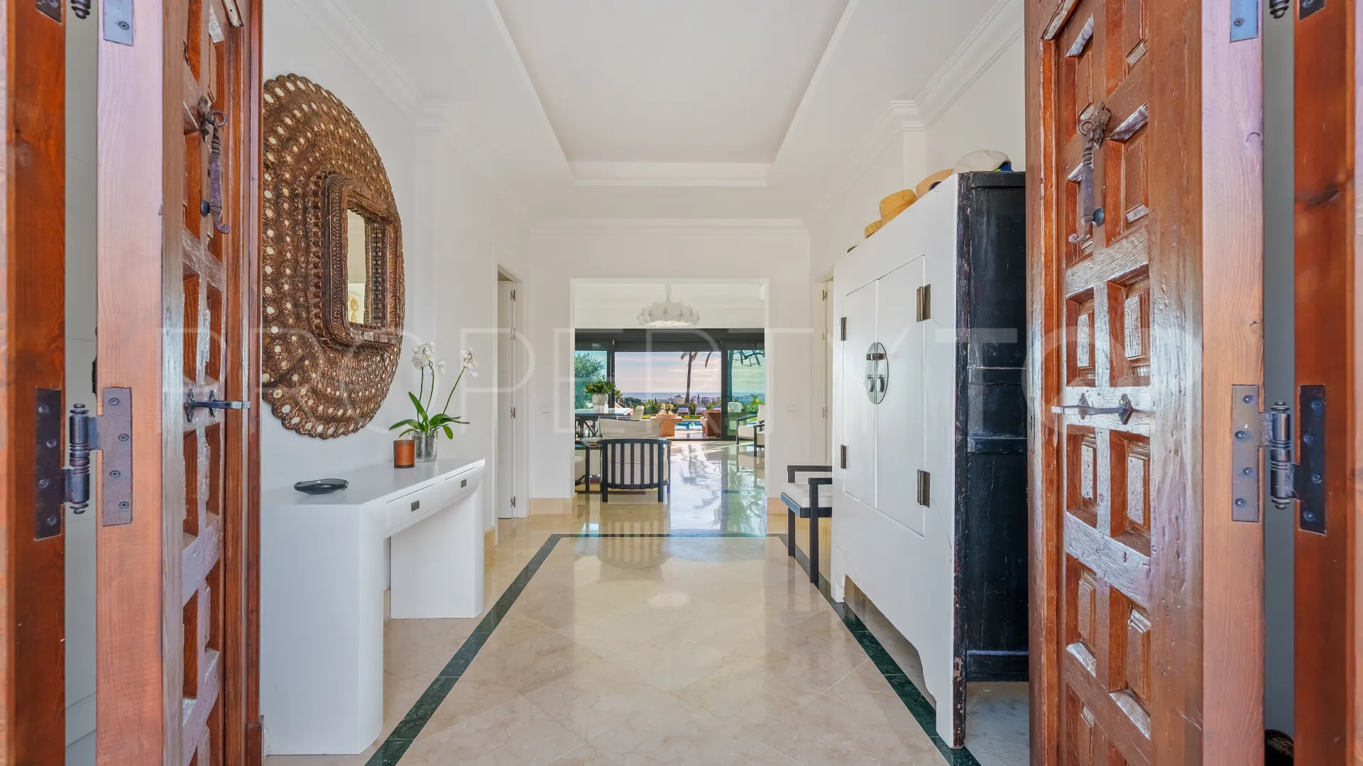 For sale villa in Nueva Andalucia