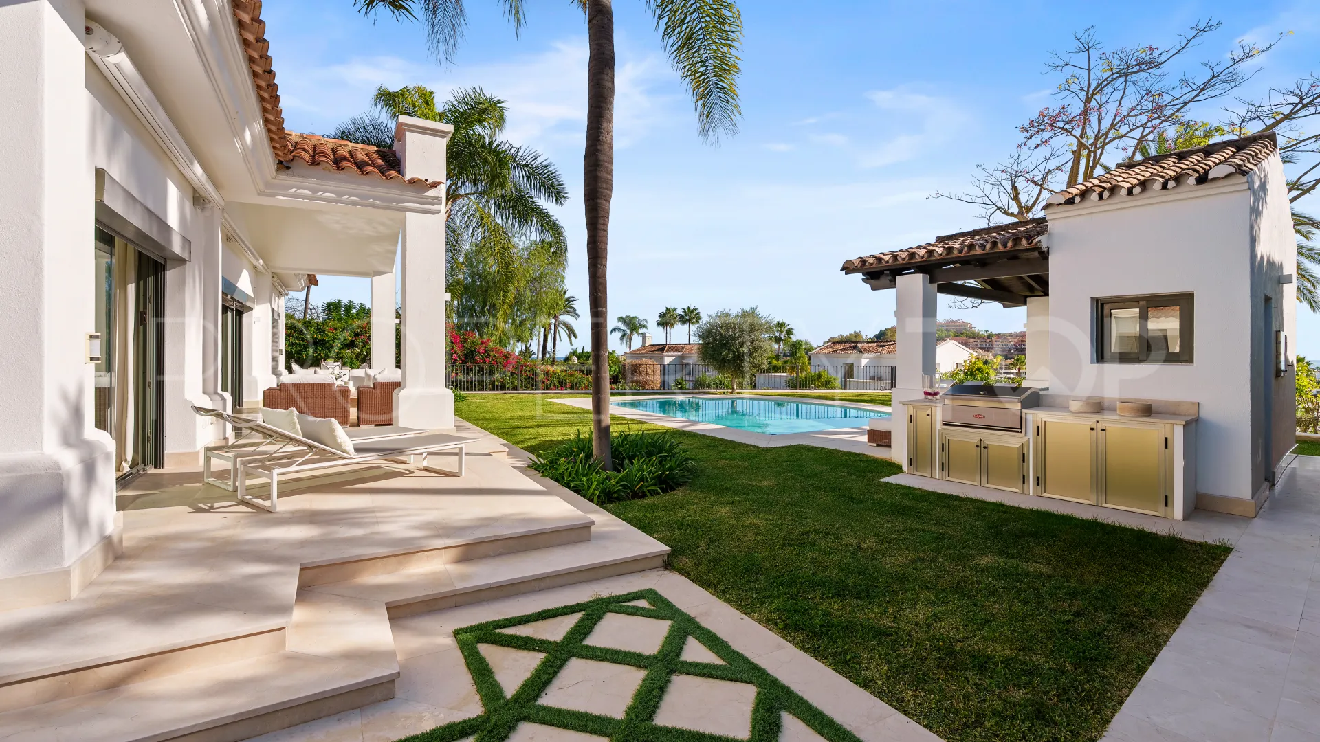 For sale villa in Nueva Andalucia